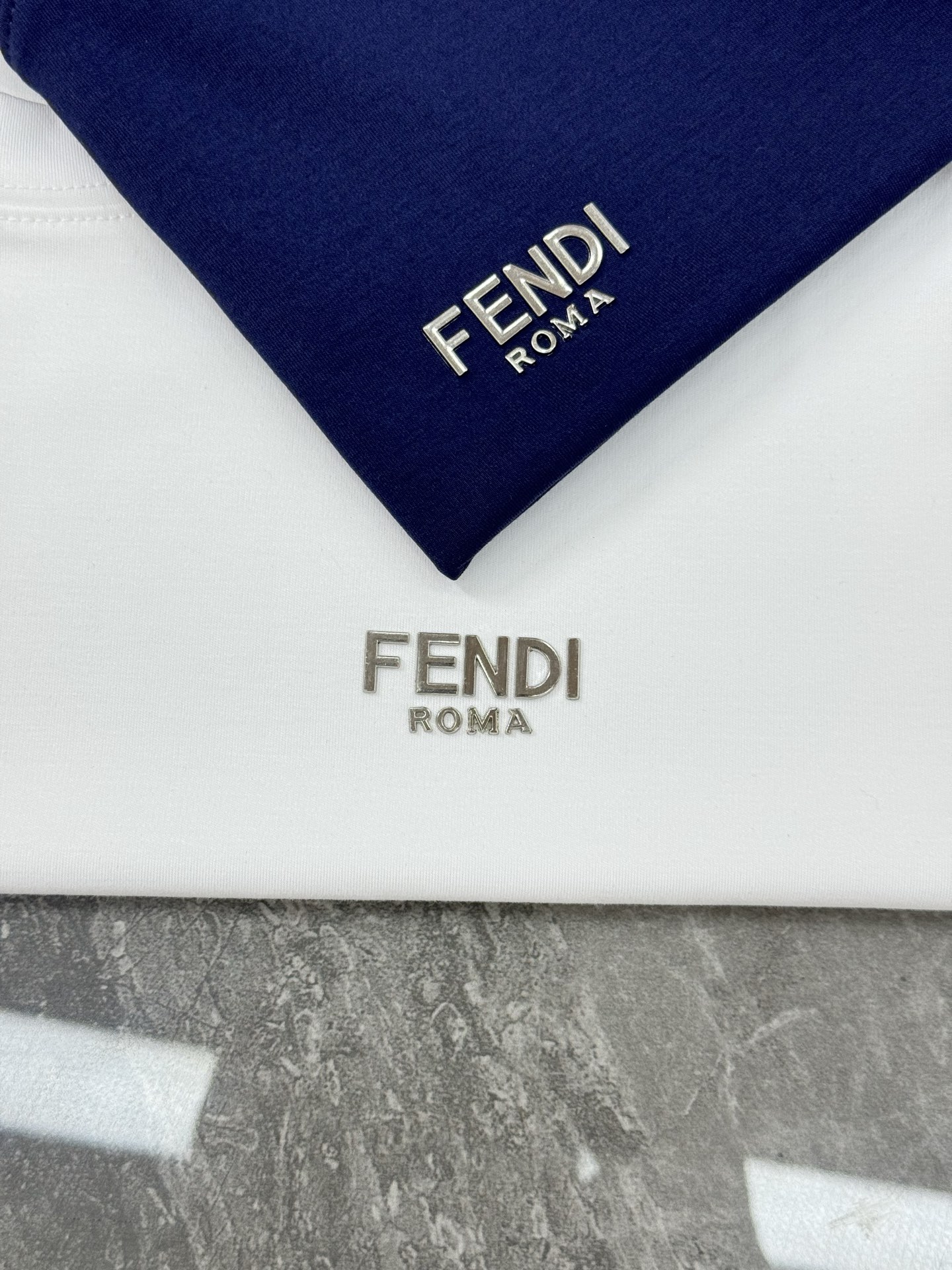 FENDI迪奥25s新款莫代尔T恤.新品推荐🆕此款打底衫以基础的版型为框架.胸口采用3D立体金属字母.下