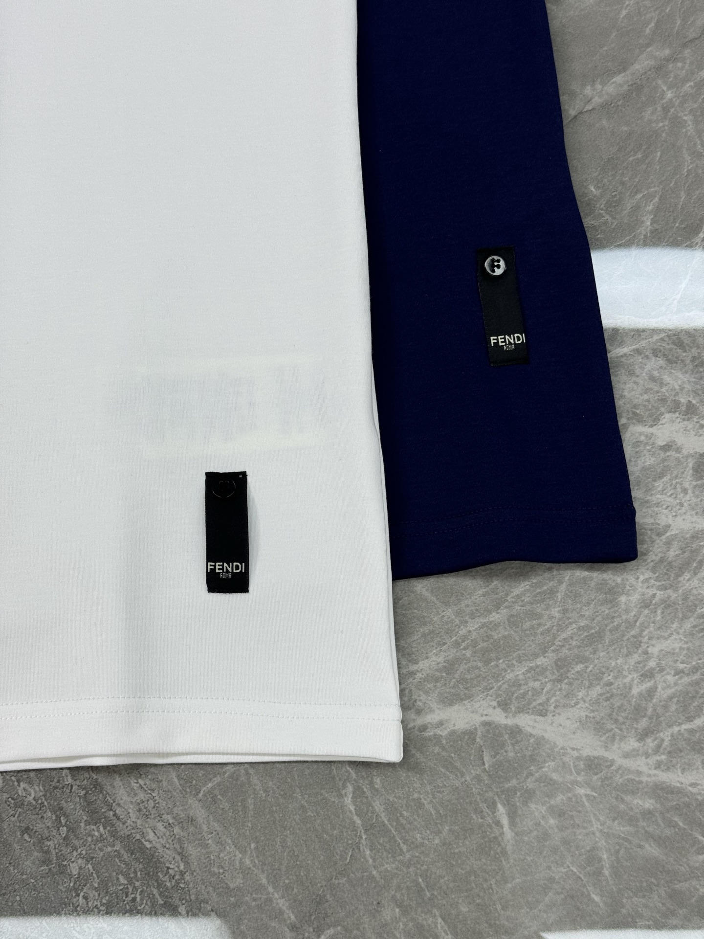 FENDI迪奥25s新款莫代尔T恤.新品推荐🆕此款打底衫以基础的版型为框架.胸口采用3D立体金属字母.下