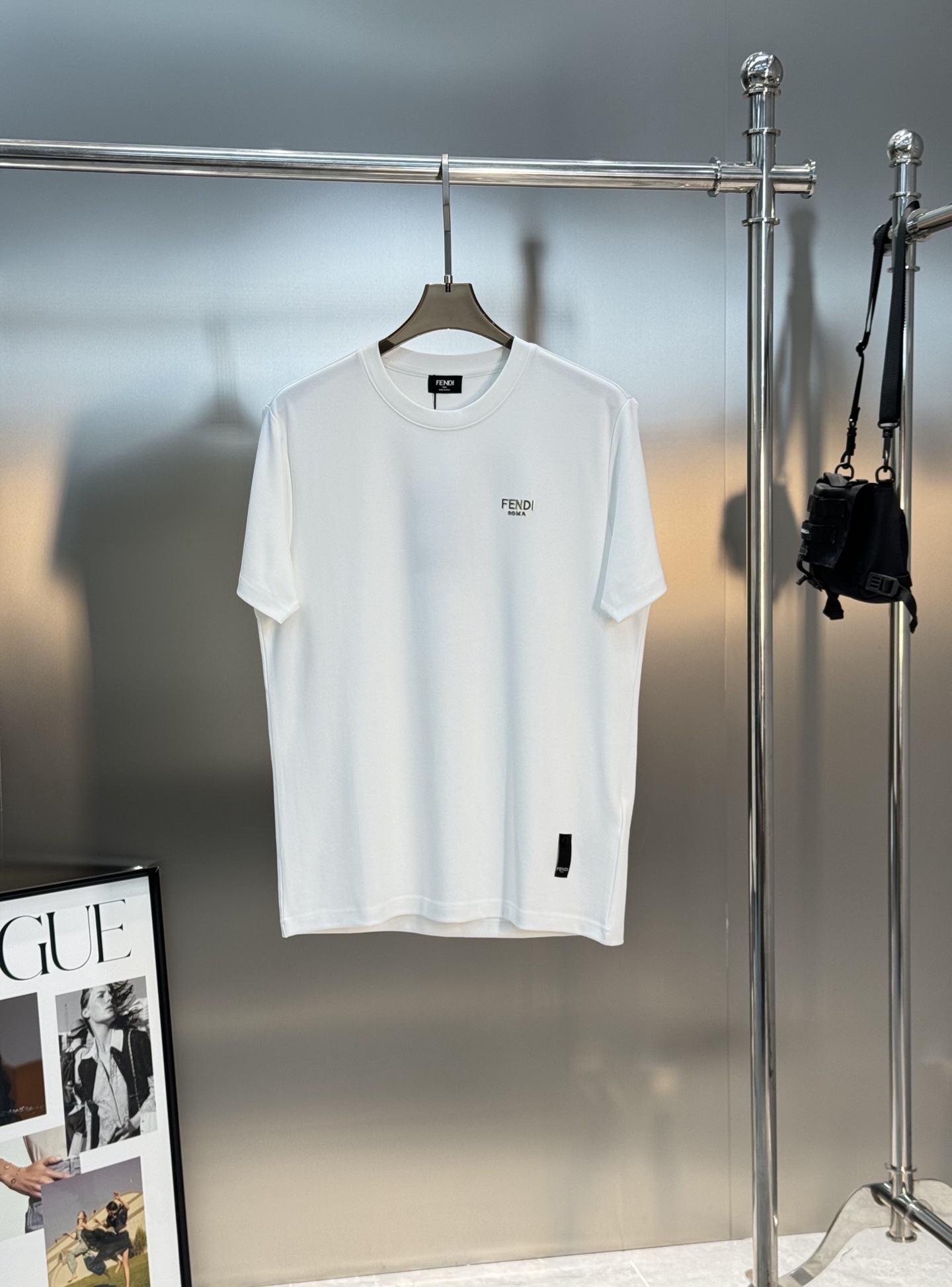 FENDI迪奥25s新款莫代尔T恤.新品推荐🆕此款打底衫以基础的版型为框架.胸口采用3D立体金属字母.下