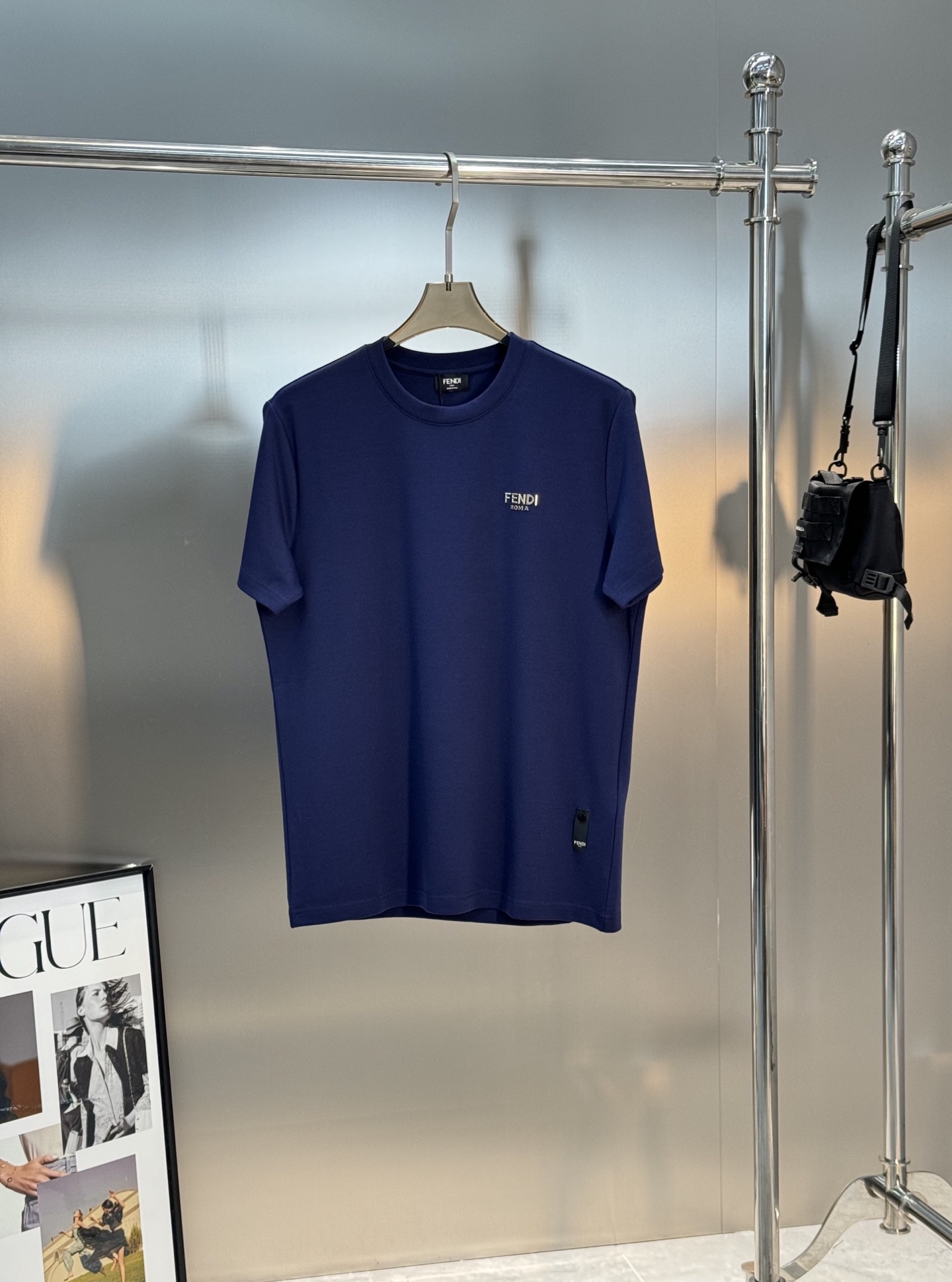 FENDI迪奥25s新款莫代尔T恤.新品推荐🆕此款打底衫以基础的版型为框架.胸口采用3D立体金属字母.下
