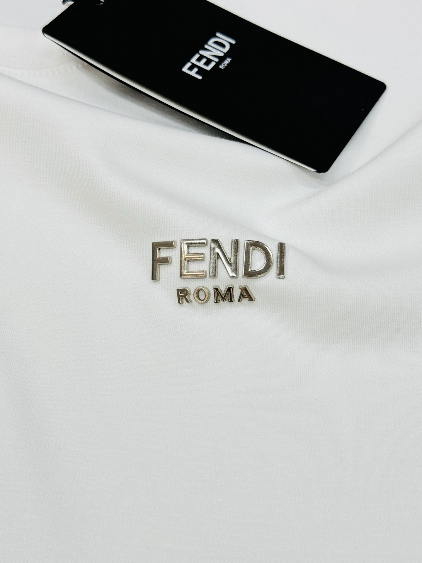 FENDI迪奥25s新款莫代尔T恤.新品推荐🆕此款打底衫以基础的版型为框架.胸口采用3D立体金属字母.下