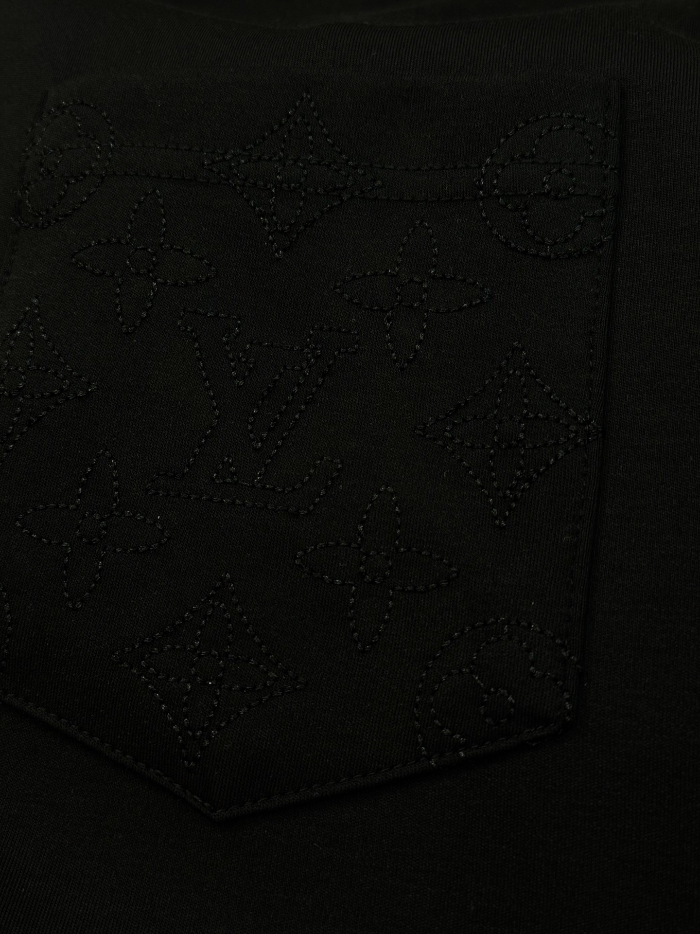 驴牌♦️25s新款男士莫代尔短袖.简单基础款.胸口口袋设计.Lv花型3D立体绣花.本色设计.低调奢华.干