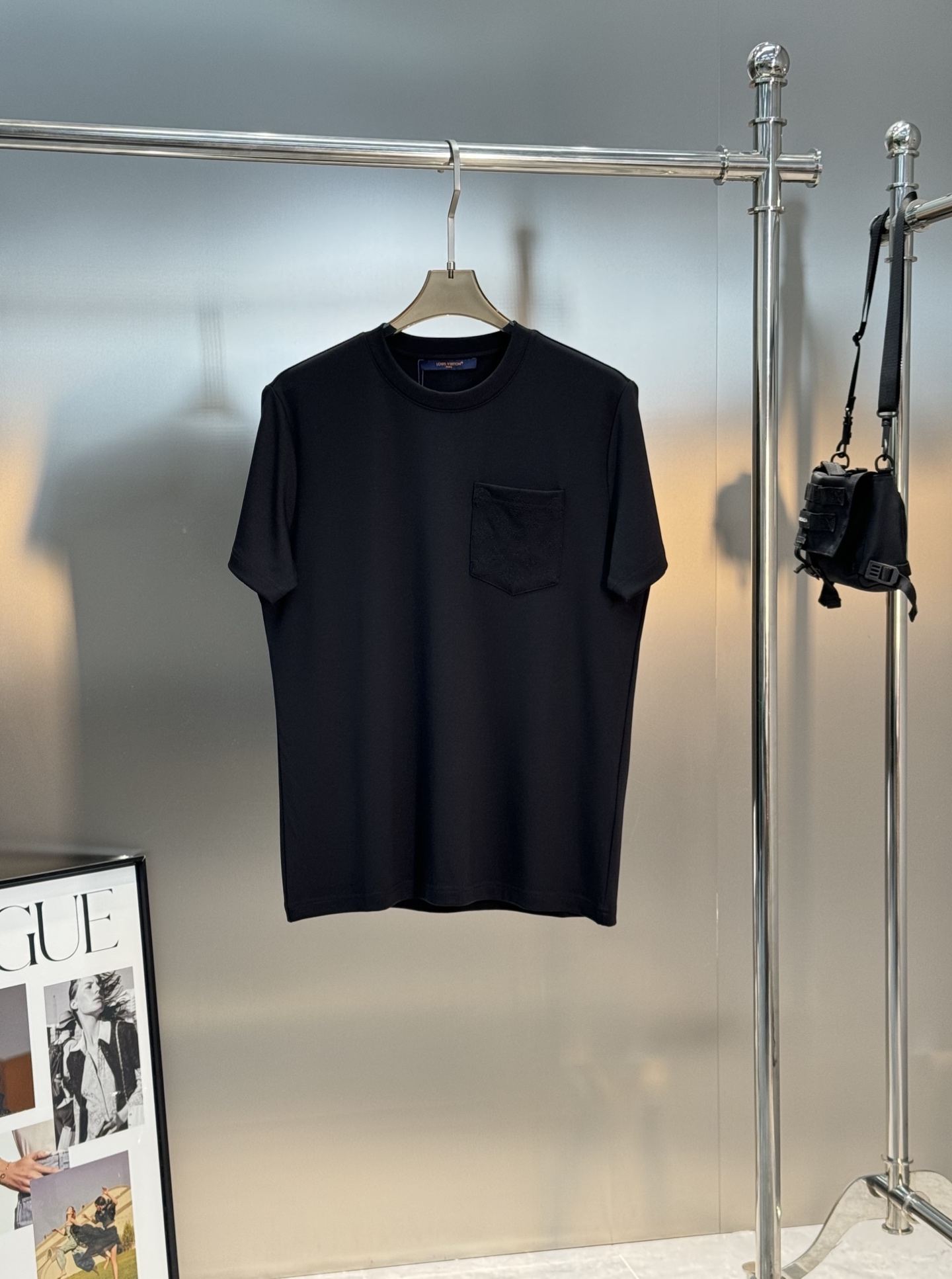 驴牌♦️25s新款男士莫代尔短袖.简单基础款.胸口口袋设计.Lv花型3D立体绣花.本色设计.低调奢华.干