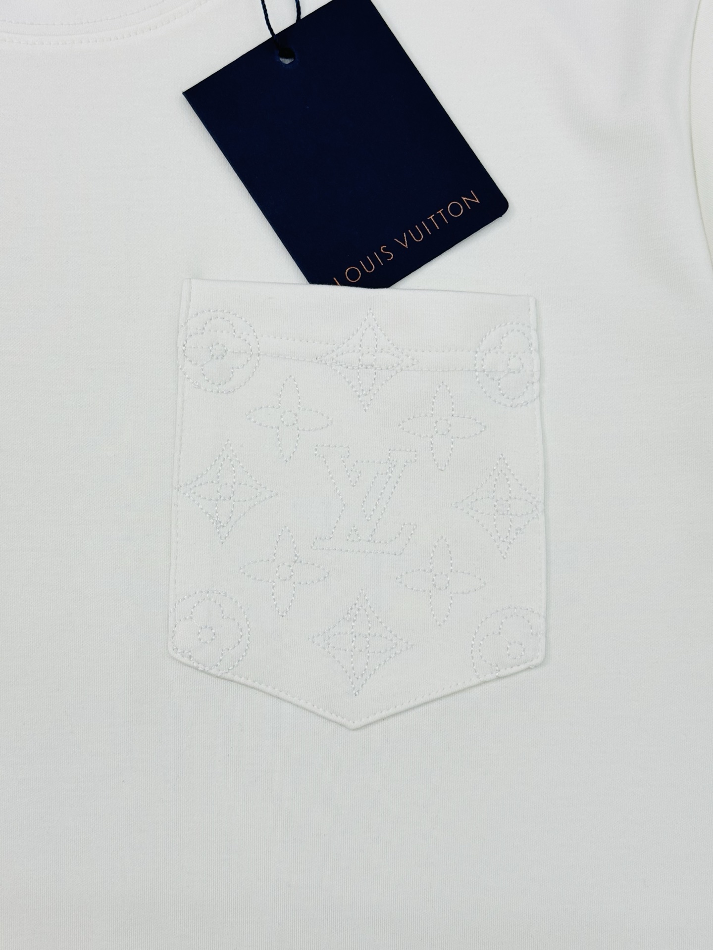 驴牌♦️25s新款男士莫代尔短袖.简单基础款.胸口口袋设计.Lv花型3D立体绣花.本色设计.低调奢华.干