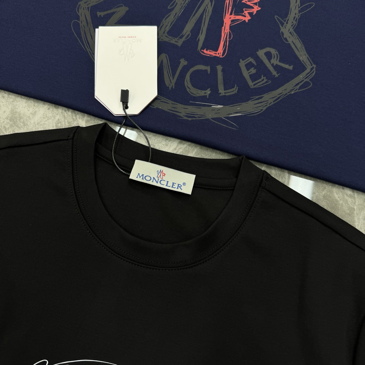 Moncler蒙口25s新款莫代尔T恤.品牌字母logo印花设计.涂鸦造型.呈现特别之处.袖口位置经典小