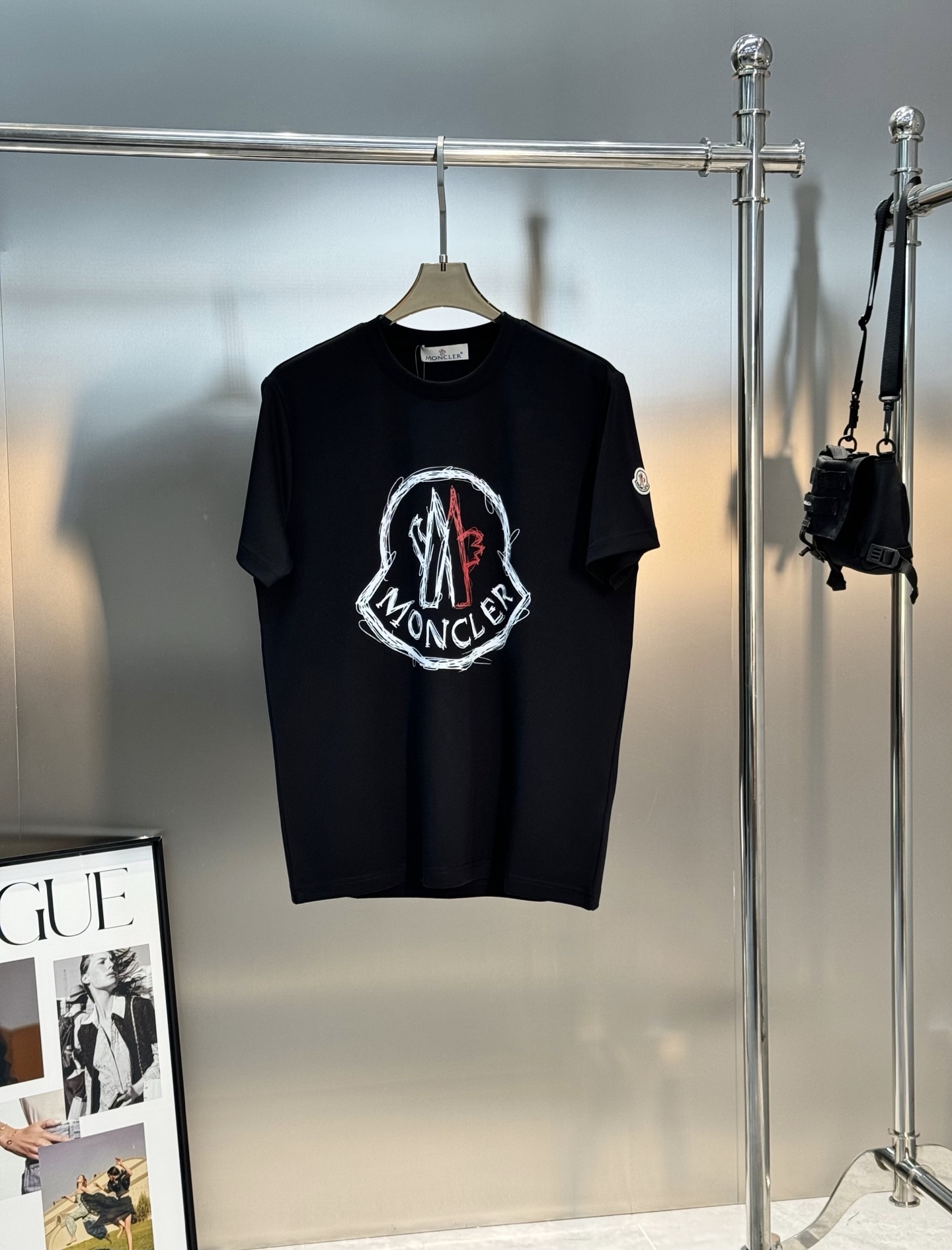 Moncler蒙口25s新款莫代尔T恤.品牌字母logo印花设计.涂鸦造型.呈现特别之处.袖口位置经典小