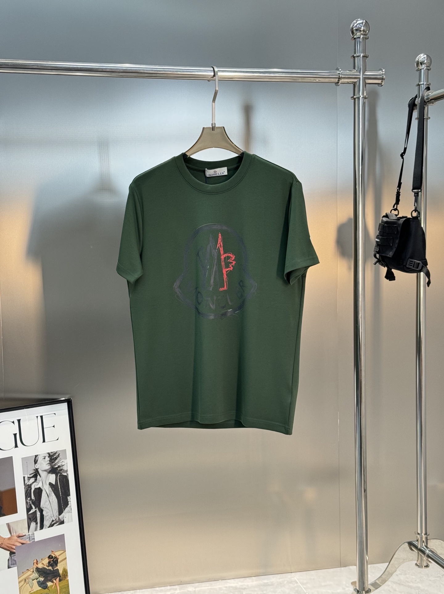 Moncler蒙口25s新款莫代尔T恤.品牌字母logo印花设计.涂鸦造型.呈现特别之处.袖口位置经典小