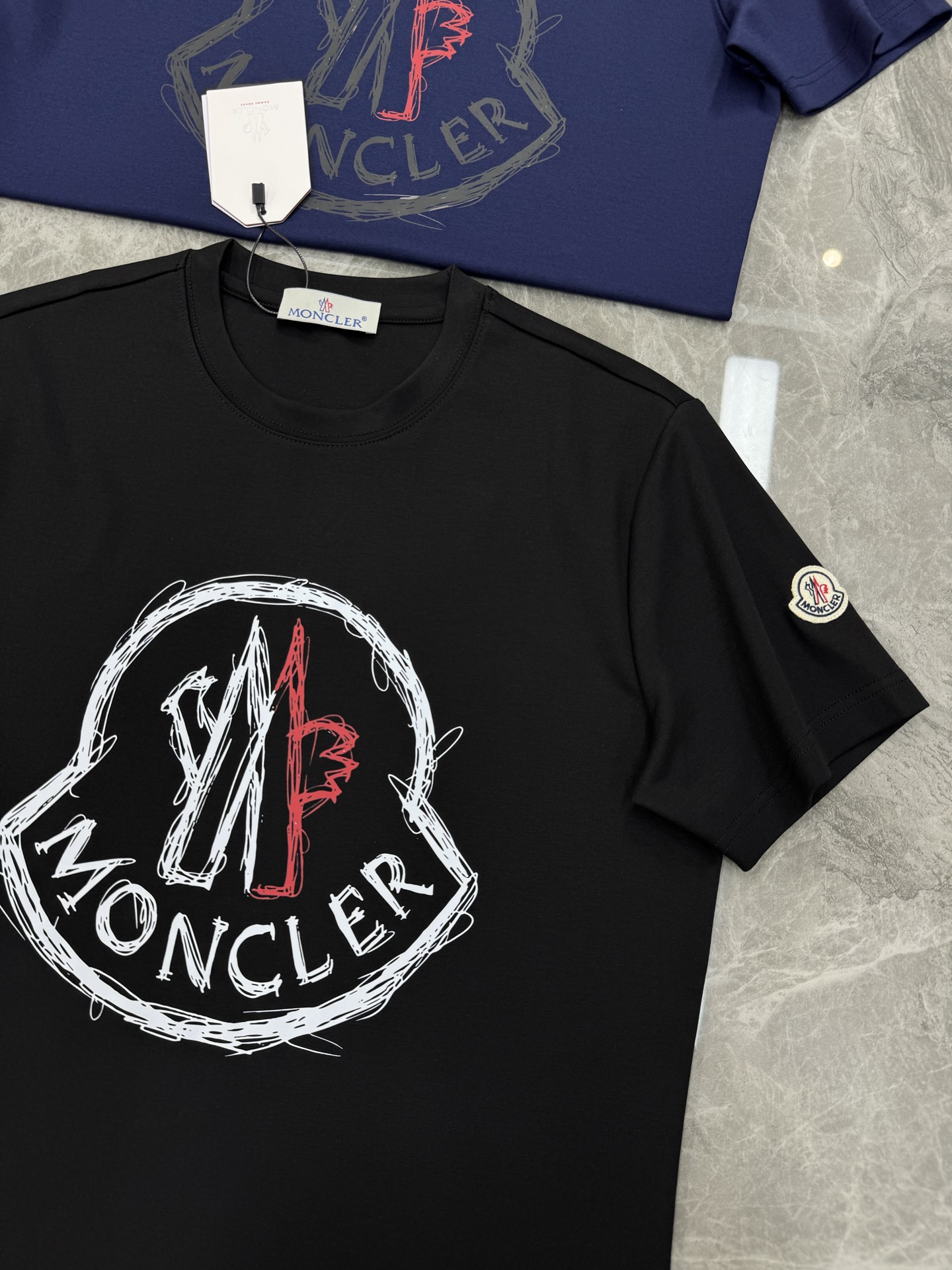 Moncler蒙口25s新款莫代尔T恤.品牌字母logo印花设计.涂鸦造型.呈现特别之处.袖口位置经典小
