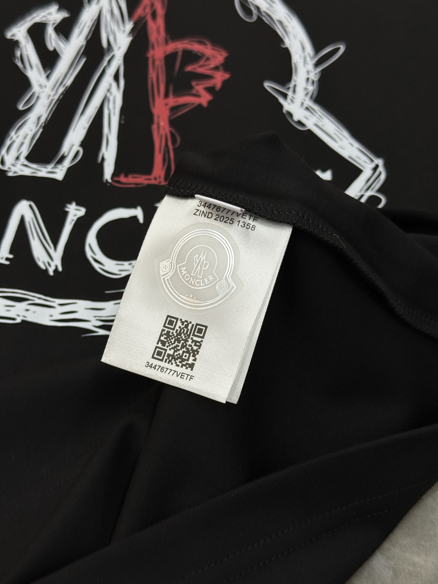 Moncler蒙口25s新款莫代尔T恤.品牌字母logo印花设计.涂鸦造型.呈现特别之处.袖口位置经典小