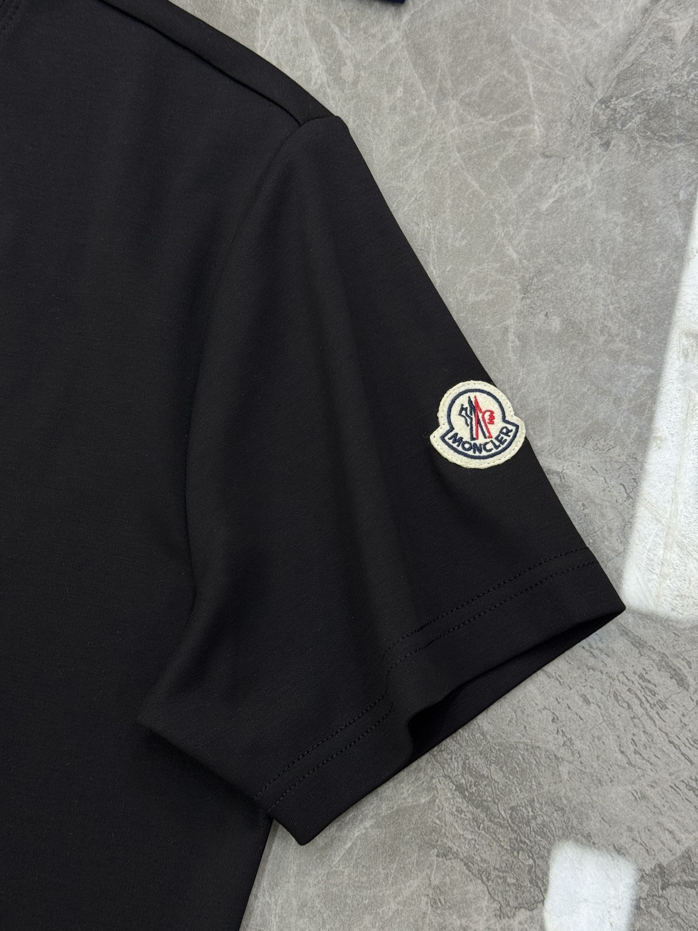 Moncler蒙口25s新款莫代尔T恤.品牌字母logo印花设计.涂鸦造型.呈现特别之处.袖口位置经典小