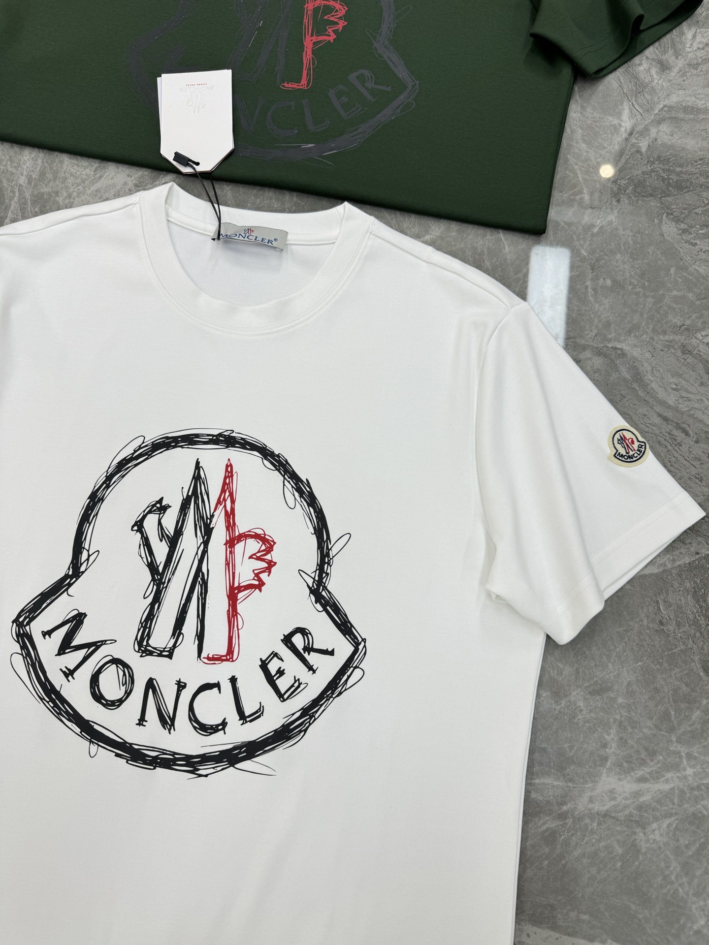 Moncler蒙口25s新款莫代尔T恤.品牌字母logo印花设计.涂鸦造型.呈现特别之处.袖口位置经典小