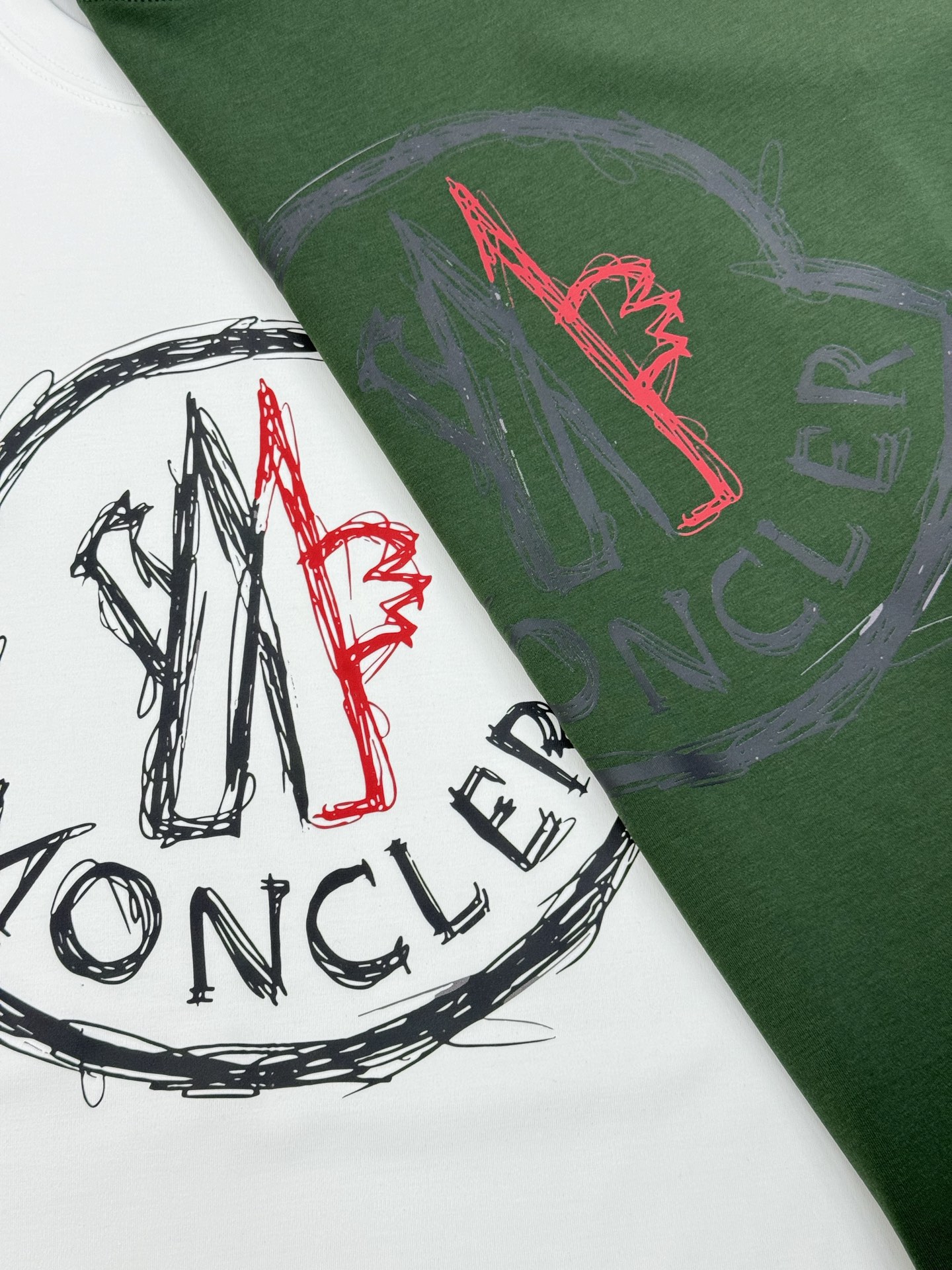 Moncler蒙口25s新款莫代尔T恤.品牌字母logo印花设计.涂鸦造型.呈现特别之处.袖口位置经典小
