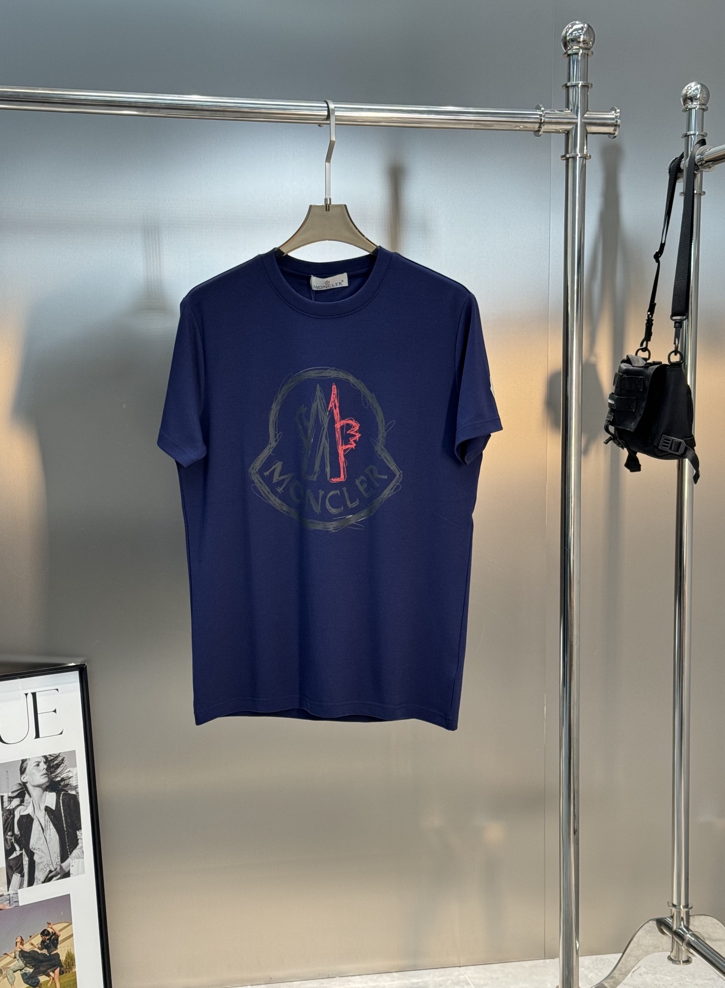 Moncler蒙口25s新款莫代尔T恤.品牌字母logo印花设计.涂鸦造型.呈现特别之处.袖口位置经典小