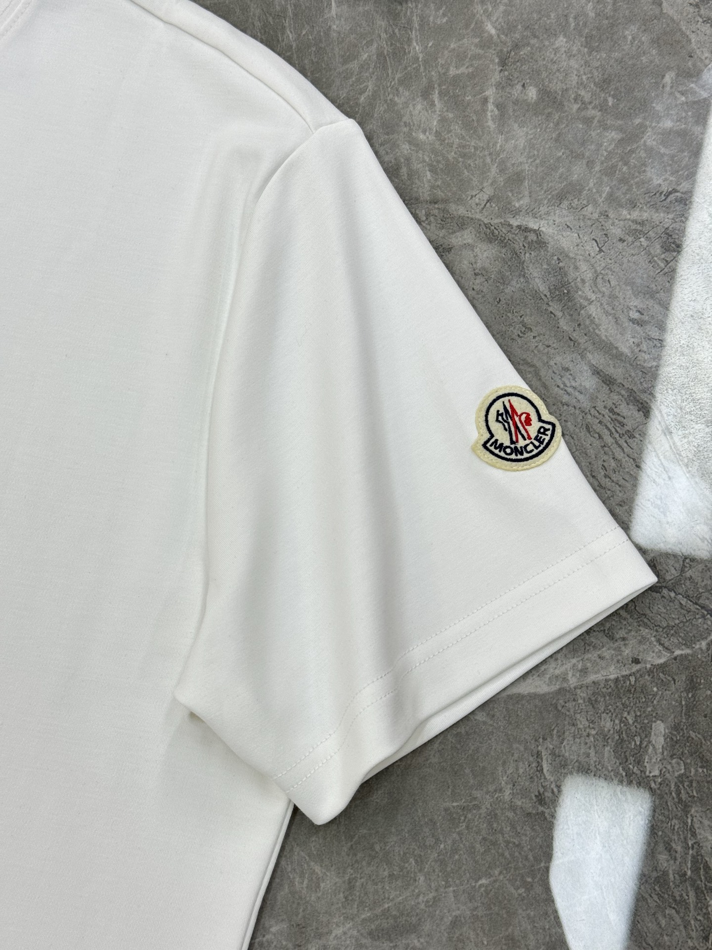 Moncler蒙口25s新款莫代尔T恤.品牌字母logo印花设计.涂鸦造型.呈现特别之处.袖口位置经典小