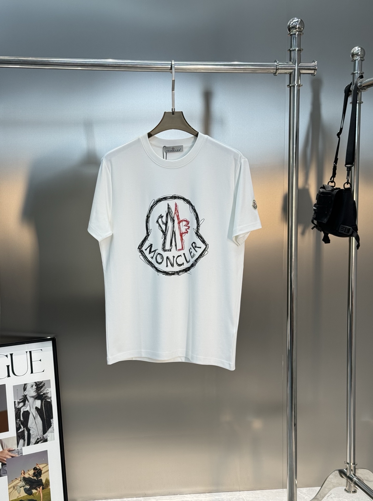 Moncler蒙口25s新款莫代尔T恤.品牌字母logo印花设计.涂鸦造型.呈现特别之处.袖口位置经典小