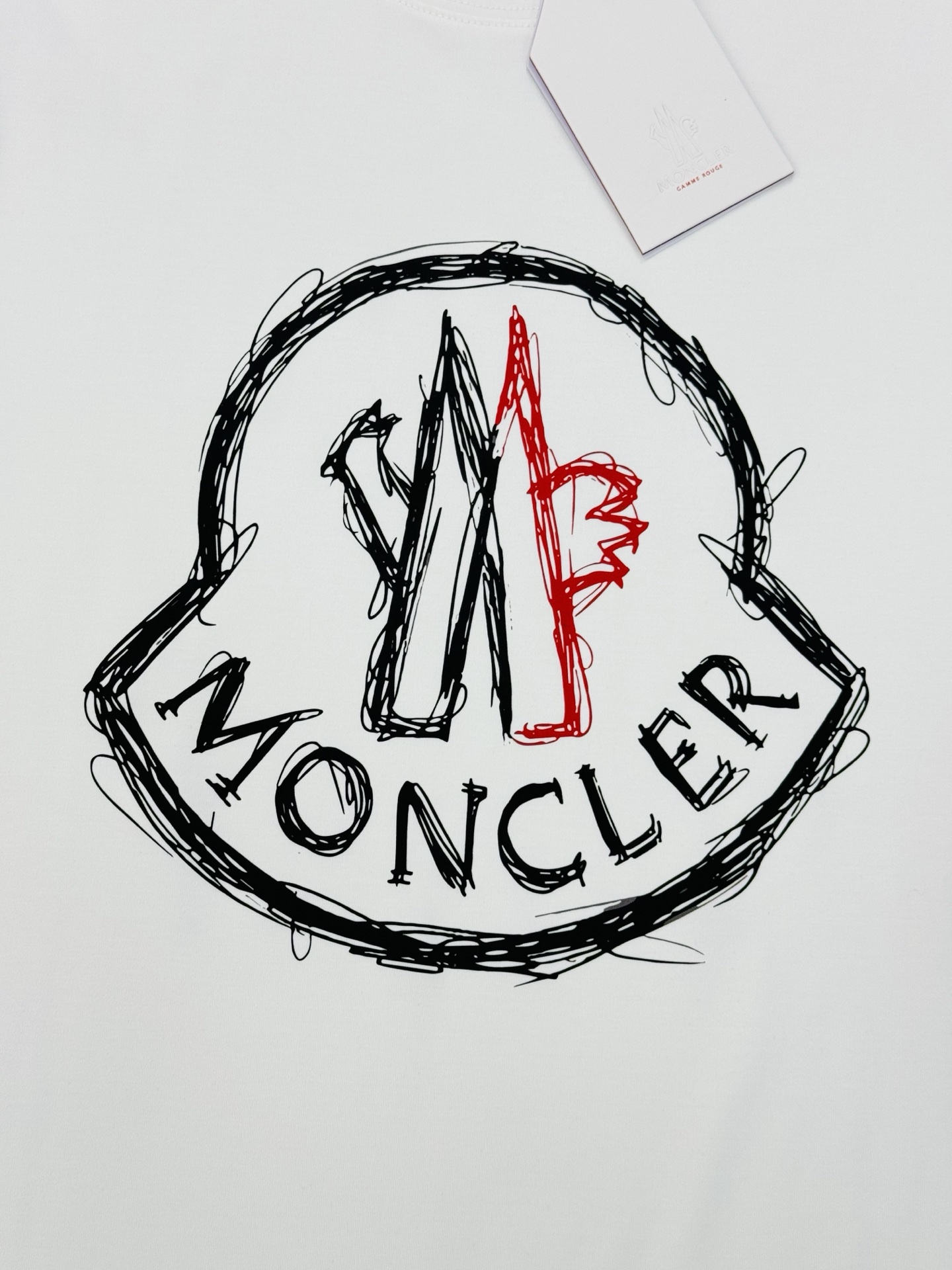 Moncler蒙口25s新款莫代尔T恤.品牌字母logo印花设计.涂鸦造型.呈现特别之处.袖口位置经典小