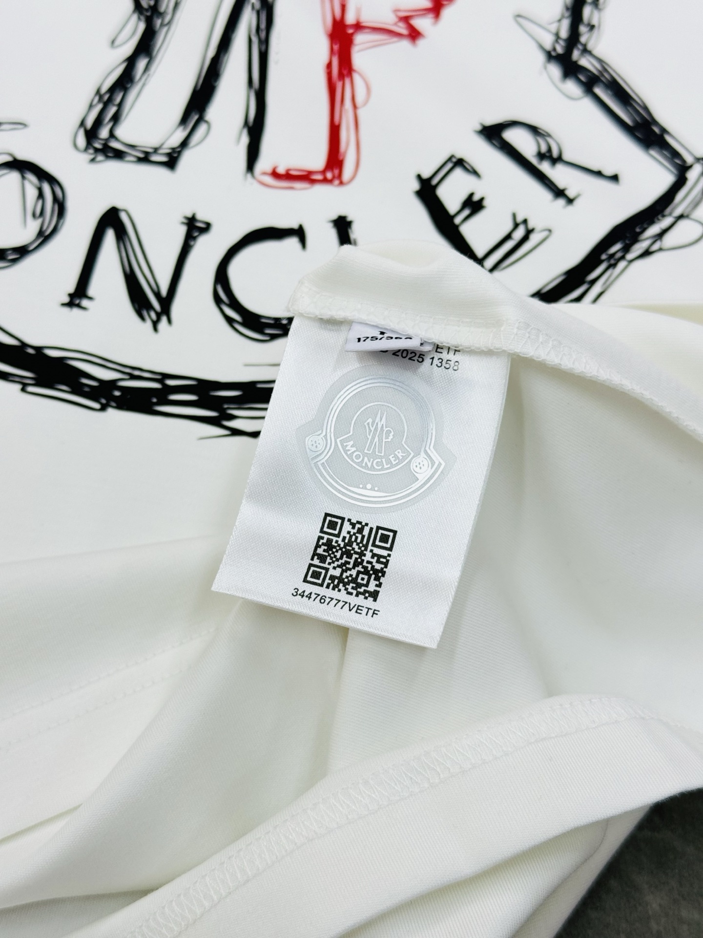 Moncler蒙口25s新款莫代尔T恤.品牌字母logo印花设计.涂鸦造型.呈现特别之处.袖口位置经典小