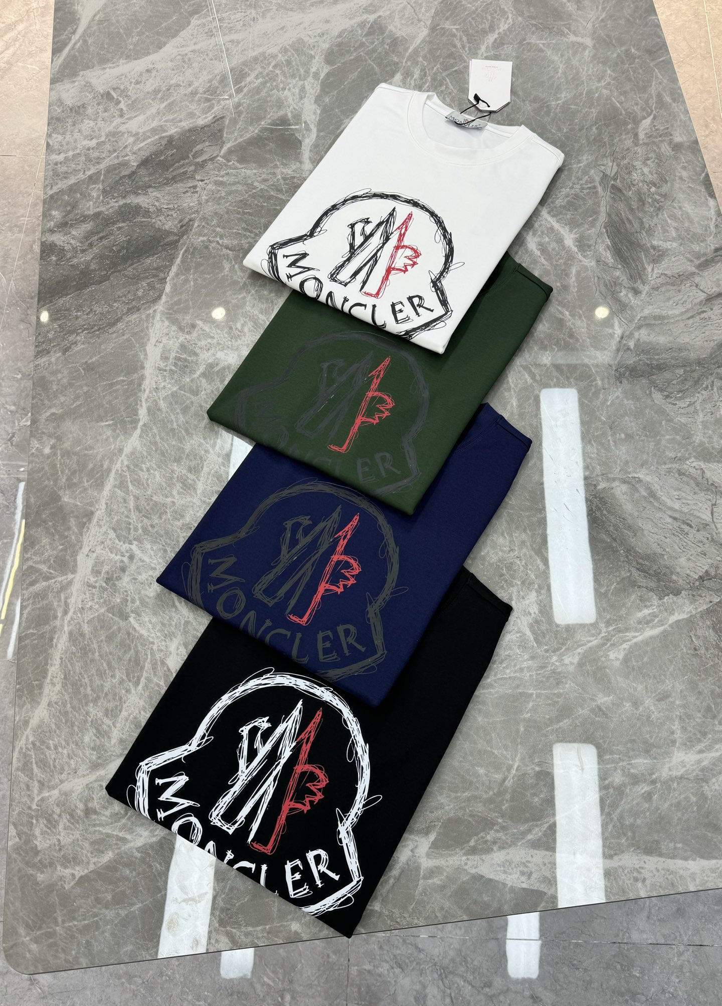 Moncler蒙口25s新款莫代尔T恤.品牌字母logo印花设计.涂鸦造型.呈现特别之处.袖口位置经典小