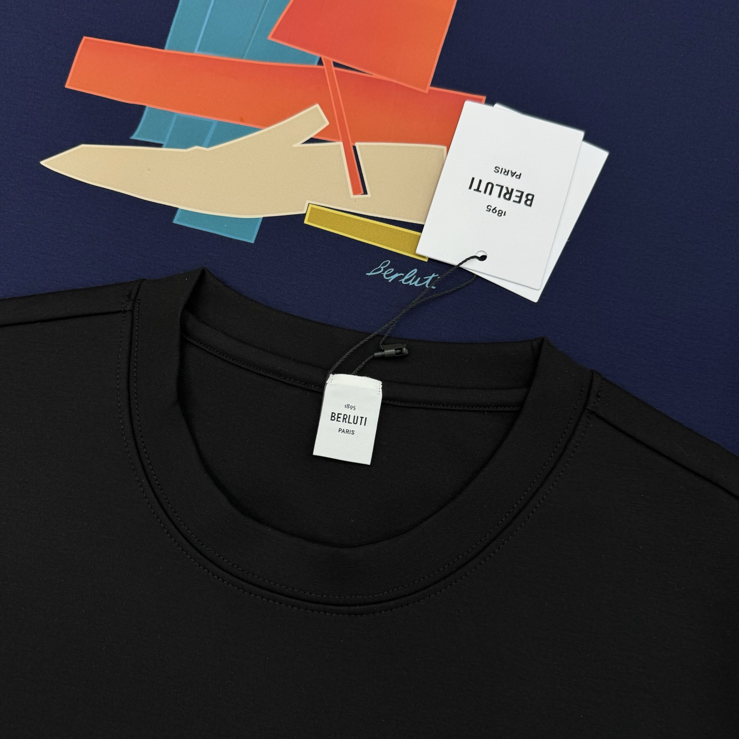 Berluti25s新款莫代尔T恤.胸口经典帆船图形3D立体烫画！色彩搭配低调奢华.高温定型压花.干净清