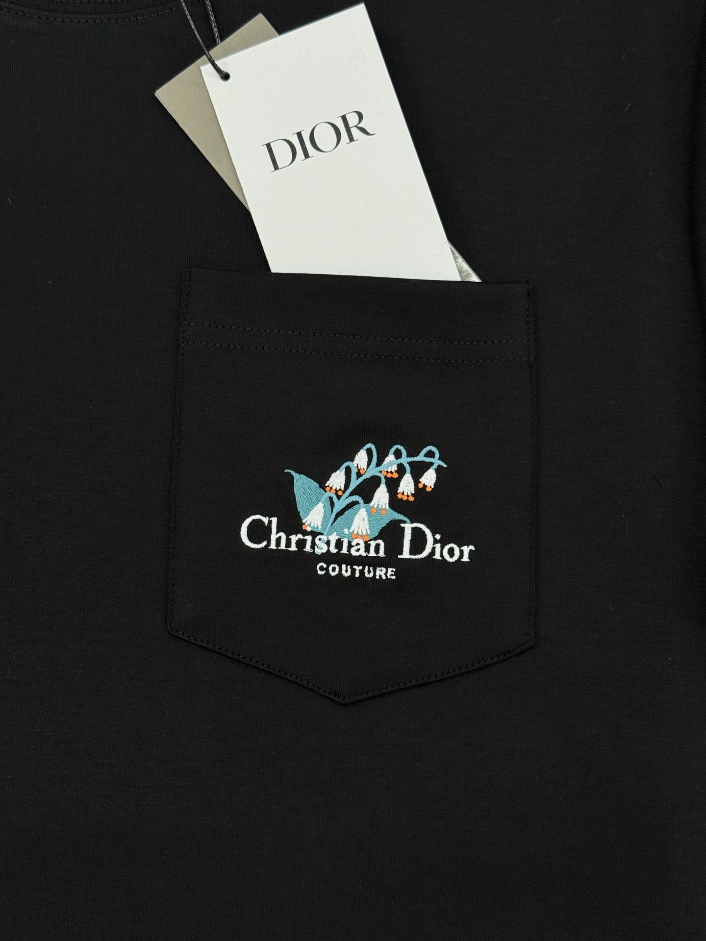 Dio*r迪奥25s新款莫代尔T恤.代工出品！！此款打底衫以基础的版型为框架.口袋设计.采用3D绣花工艺