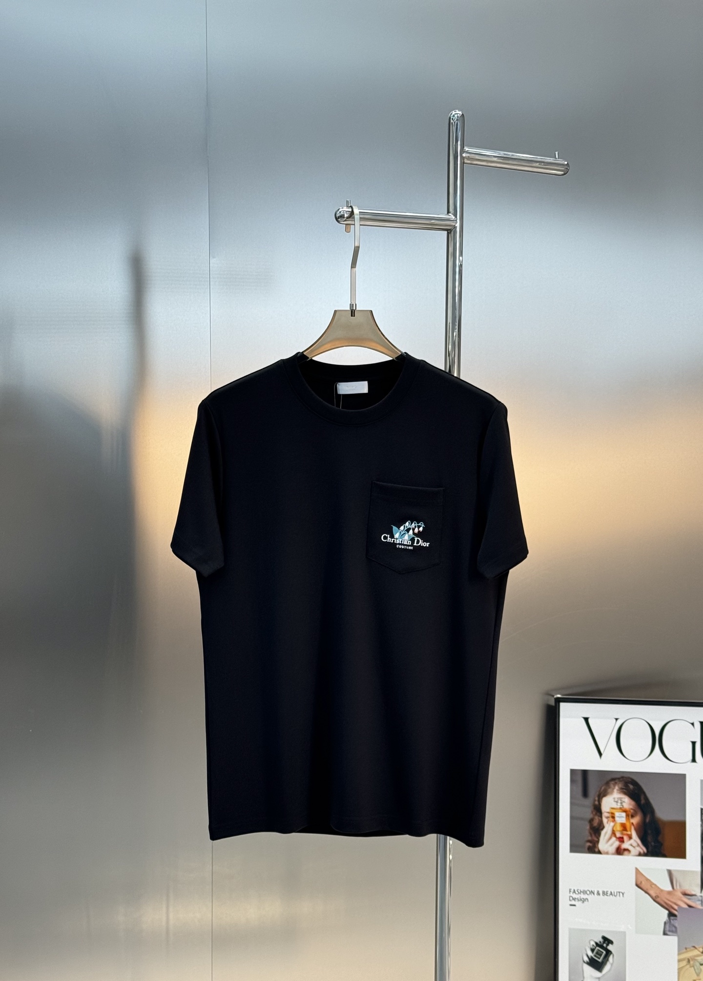 Dio*r迪奥25s新款莫代尔T恤.代工出品！！此款打底衫以基础的版型为框架.口袋设计.采用3D绣花工艺