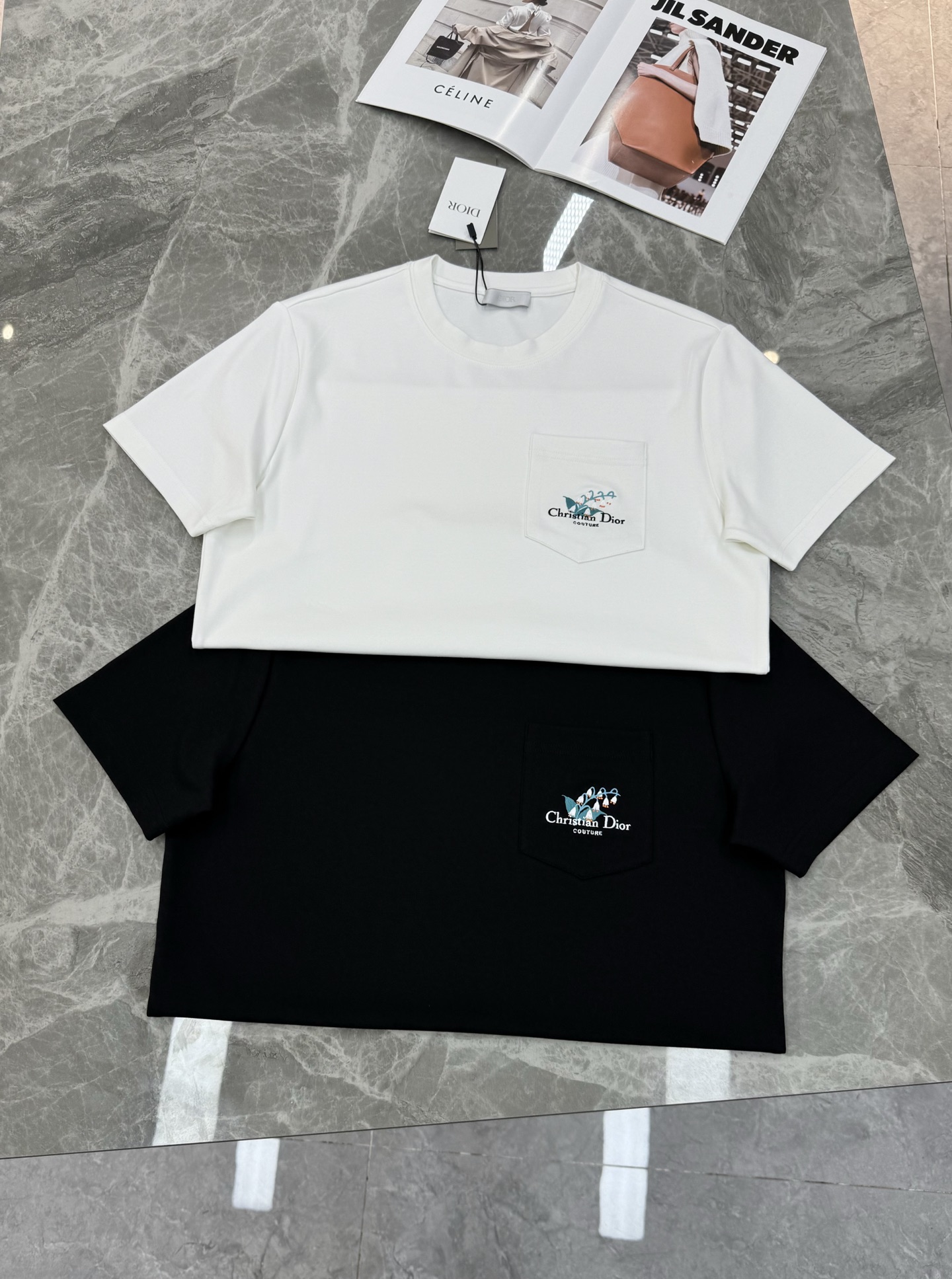 Dio*r迪奥25s新款莫代尔T恤.代工出品！！此款打底衫以基础的版型为框架.口袋设计.采用3D绣花工艺