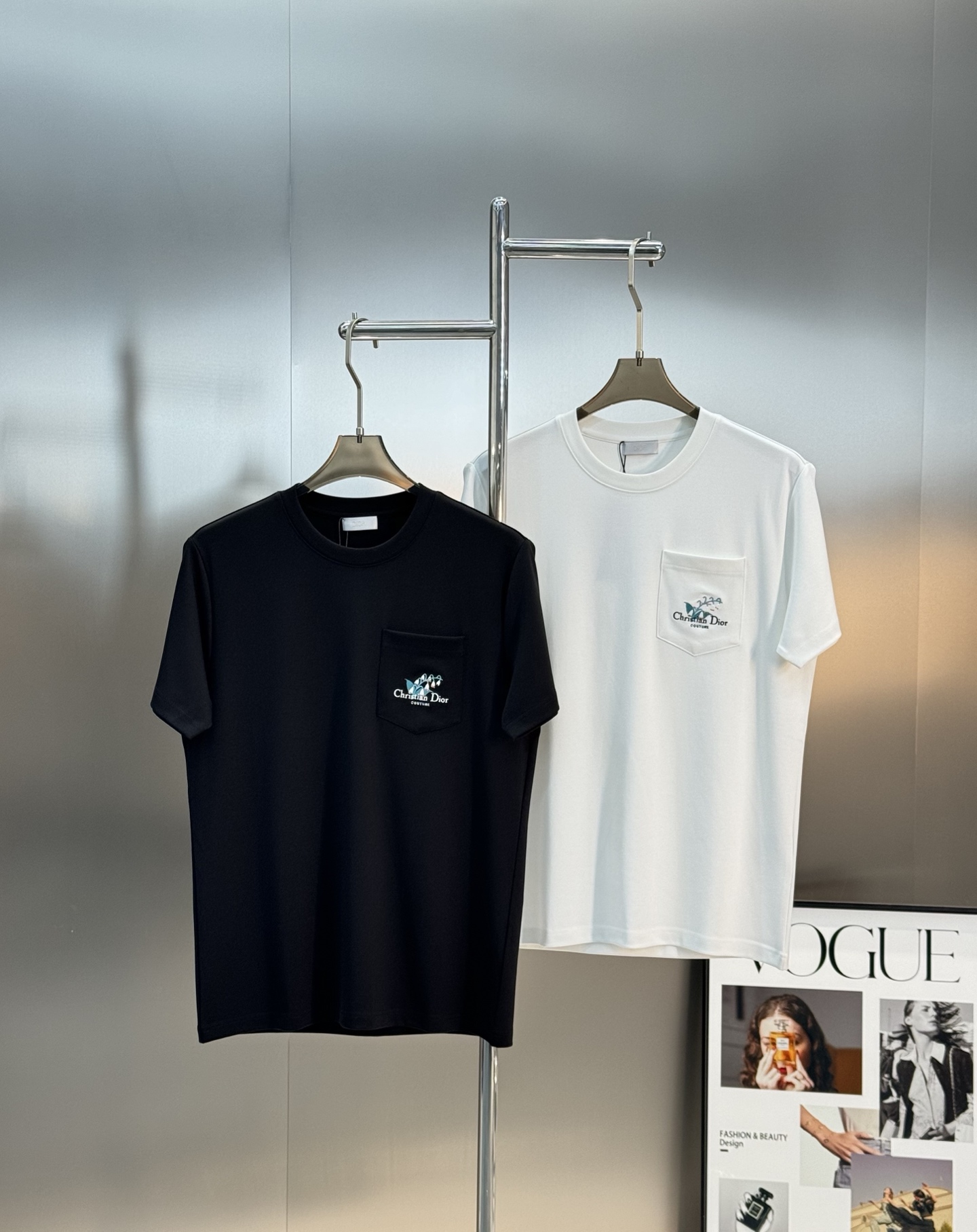 Dio*r迪奥25s新款莫代尔T恤.代工出品！！此款打底衫以基础的版型为框架.口袋设计.采用3D绣花工艺
