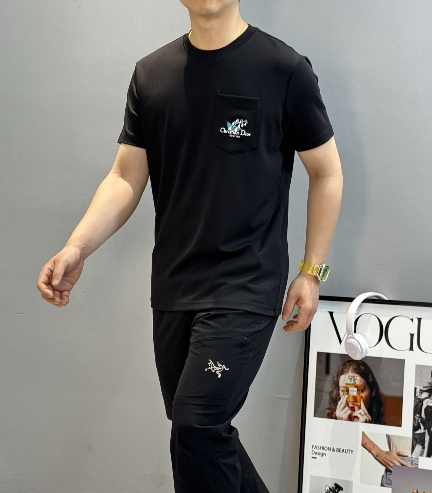 Dio*r迪奥25s新款莫代尔T恤.代工出品！！此款打底衫以基础的版型为框架.口袋设计.采用3D绣花工艺