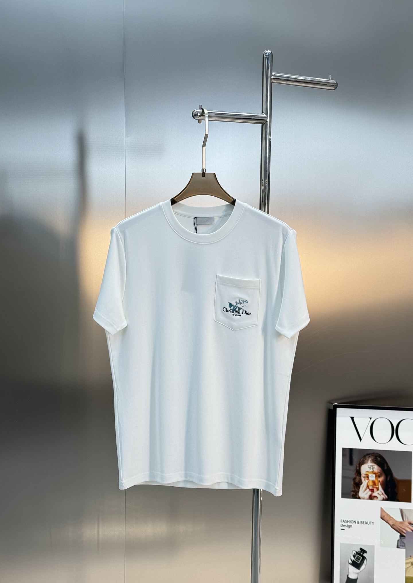 Dio*r迪奥25s新款莫代尔T恤.代工出品！！此款打底衫以基础的版型为框架.口袋设计.采用3D绣花工艺