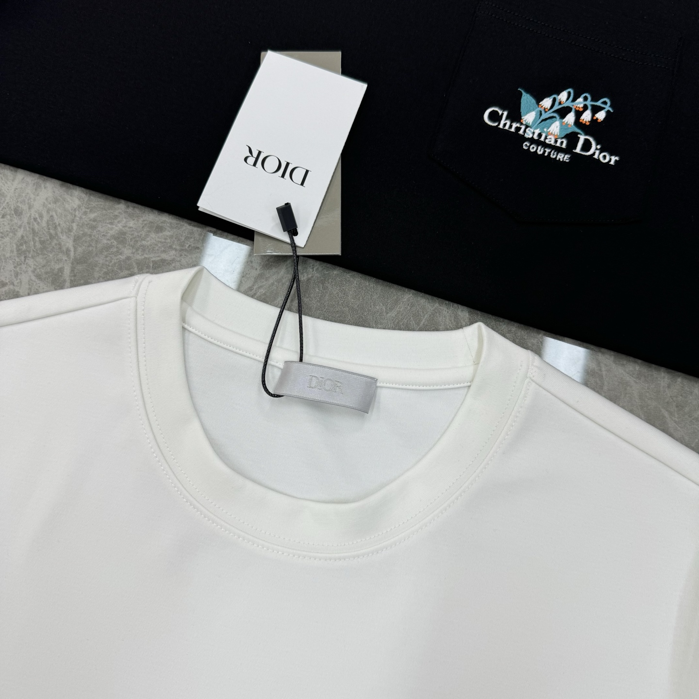 Dio*r迪奥25s新款莫代尔T恤.代工出品！！此款打底衫以基础的版型为框架.口袋设计.采用3D绣花工艺