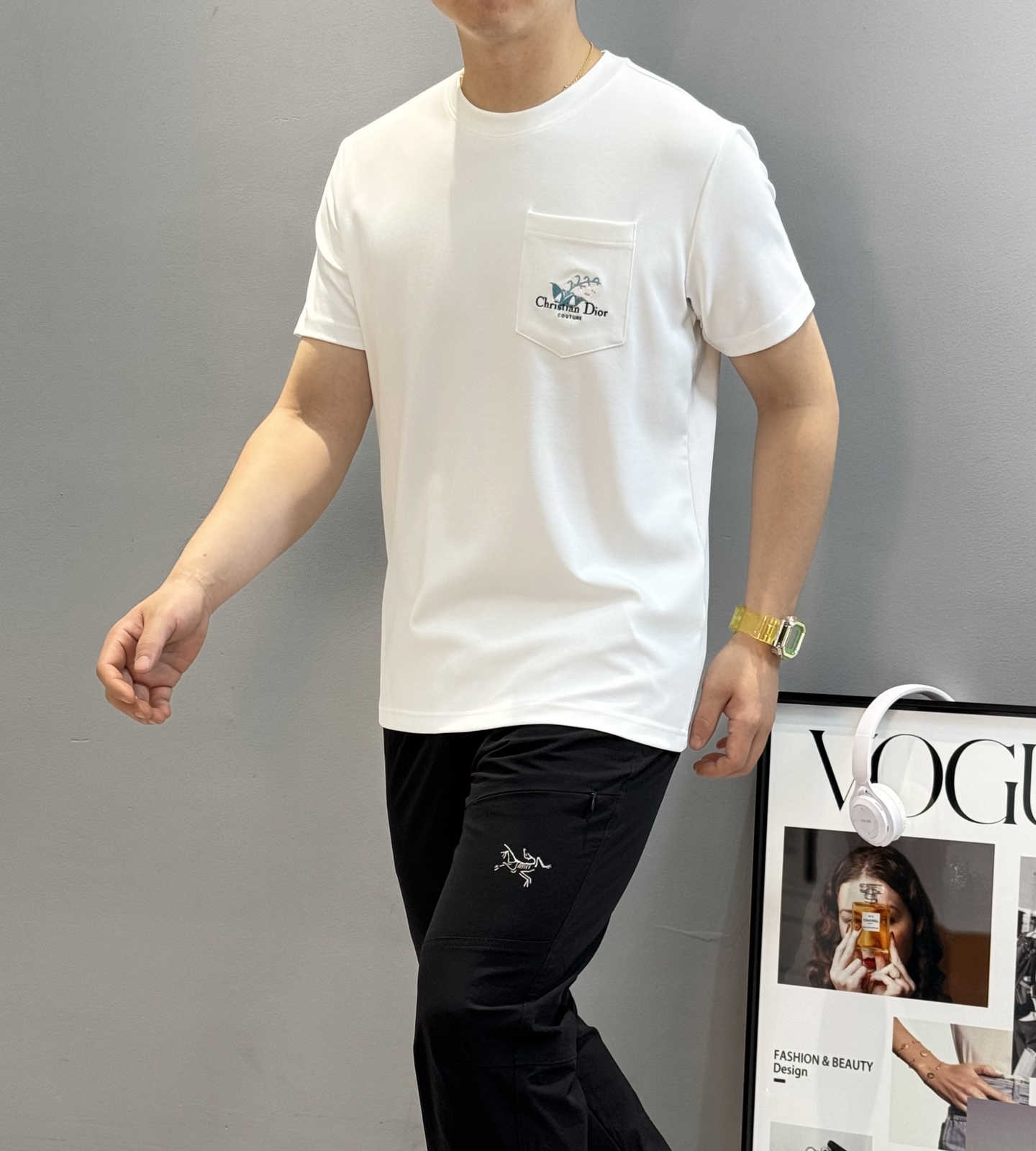 Dio*r迪奥25s新款莫代尔T恤.代工出品！！此款打底衫以基础的版型为框架.口袋设计.采用3D绣花工艺