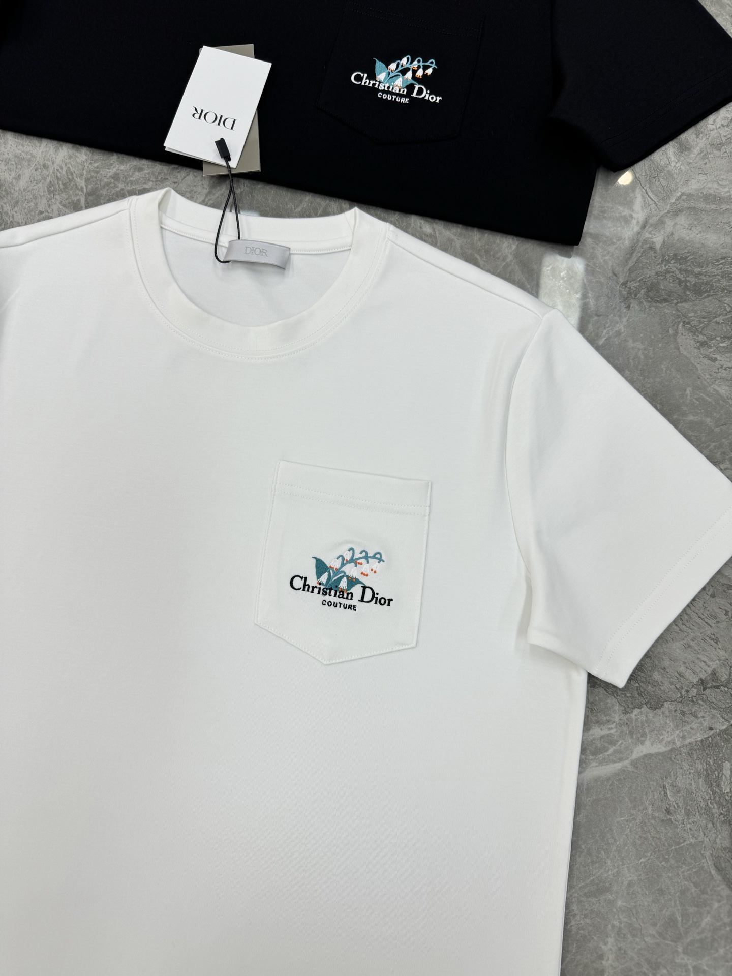 Dio*r迪奥25s新款莫代尔T恤.代工出品！！此款打底衫以基础的版型为框架.口袋设计.采用3D绣花工艺