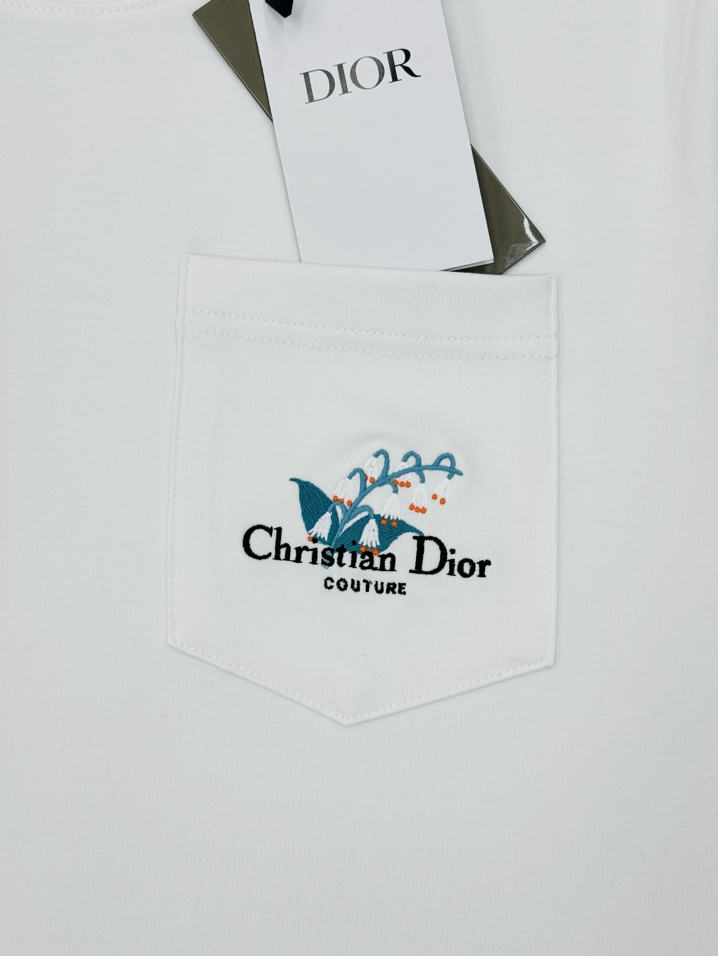 Dio*r迪奥25s新款莫代尔T恤.代工出品！！此款打底衫以基础的版型为框架.口袋设计.采用3D绣花工艺