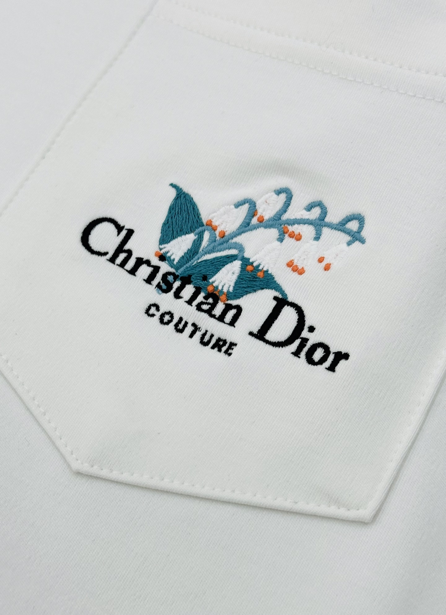 Dio*r迪奥25s新款莫代尔T恤.代工出品！！此款打底衫以基础的版型为框架.口袋设计.采用3D绣花工艺