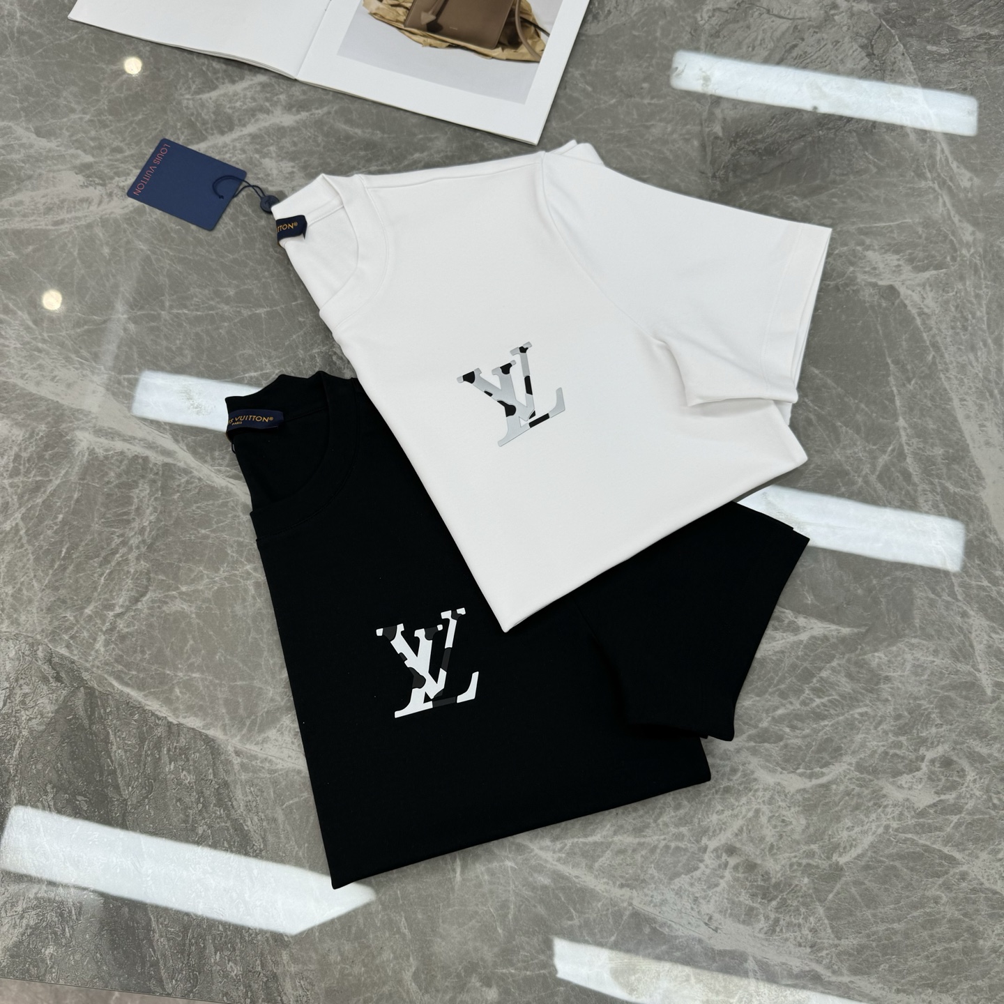 驴牌*25s新款莫代尔T恤.纯色系推荐！胸口经典lv标识.原版定制.精致好看.简单高级.质感极好舒适又透