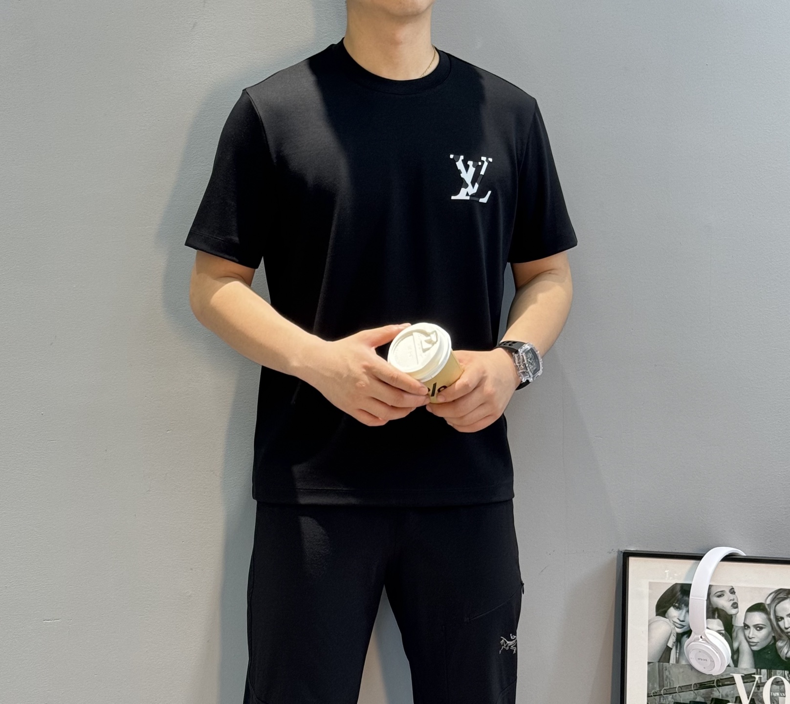 驴牌*25s新款莫代尔T恤.纯色系推荐！胸口经典lv标识.原版定制.精致好看.简单高级.质感极好舒适又透