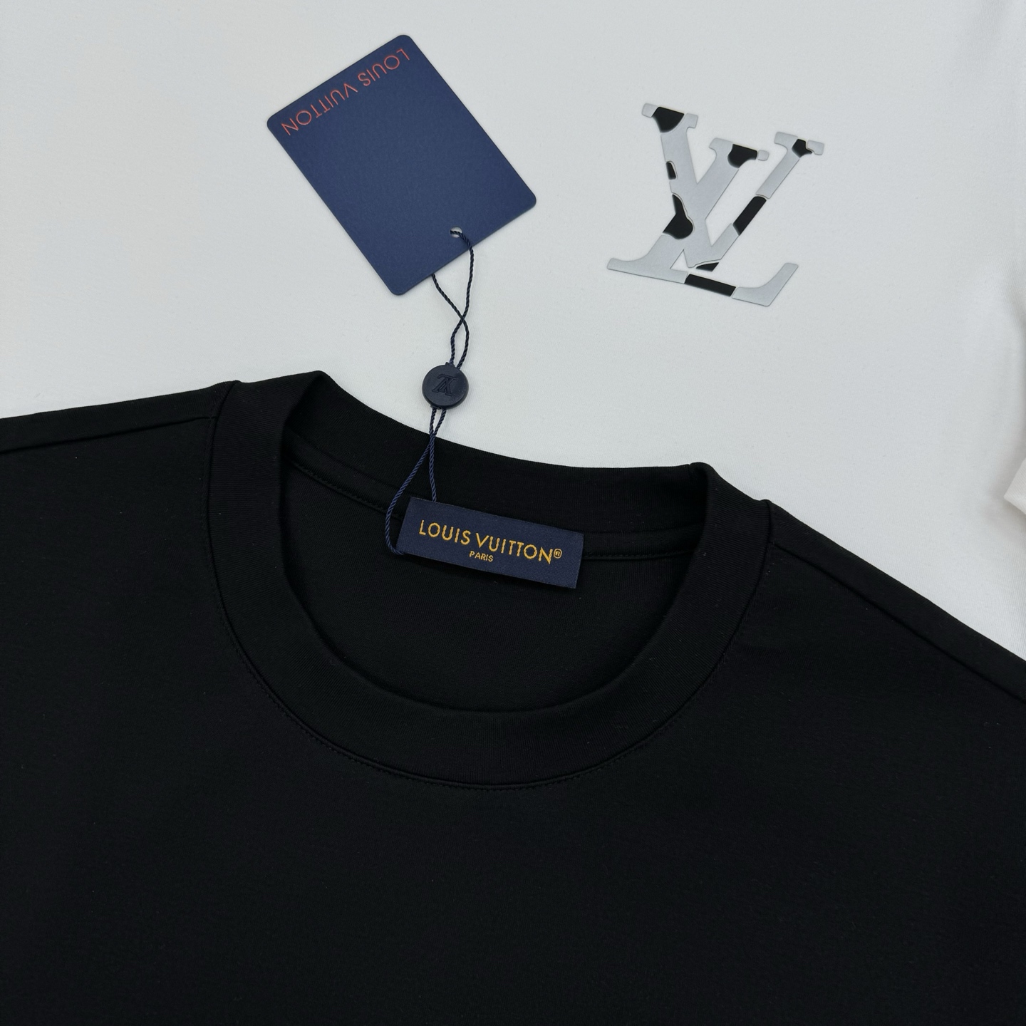 驴牌*25s新款莫代尔T恤.纯色系推荐！胸口经典lv标识.原版定制.精致好看.简单高级.质感极好舒适又透