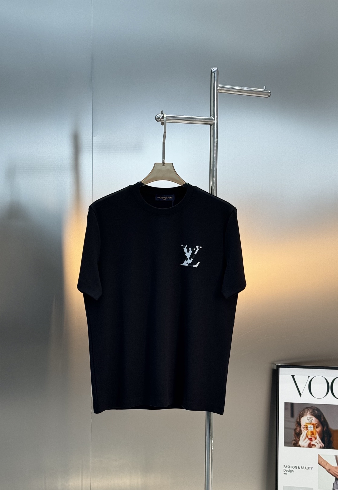 驴牌*25s新款莫代尔T恤.纯色系推荐！胸口经典lv标识.原版定制.精致好看.简单高级.质感极好舒适又透