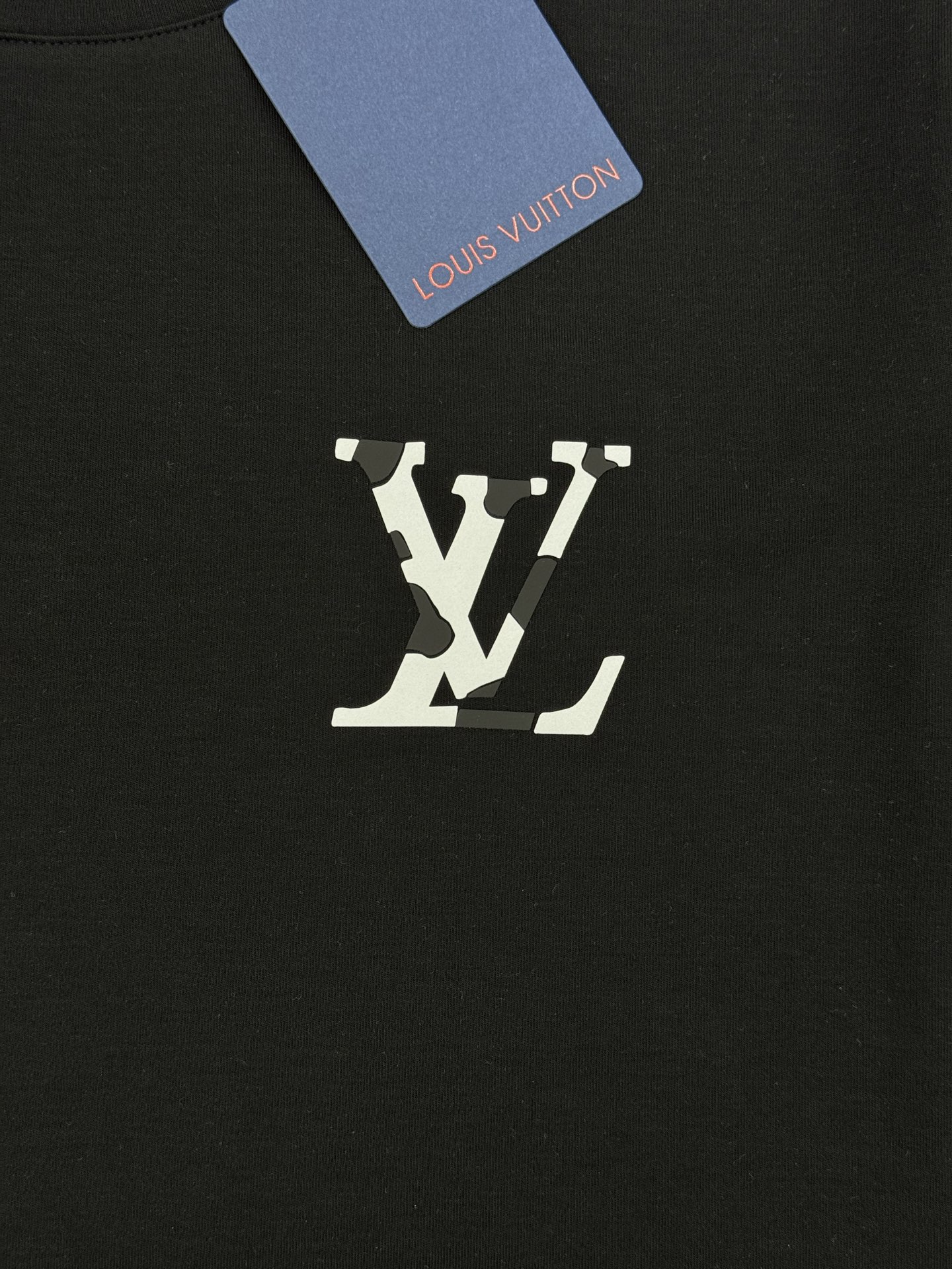 驴牌*25s新款莫代尔T恤.纯色系推荐！胸口经典lv标识.原版定制.精致好看.简单高级.质感极好舒适又透