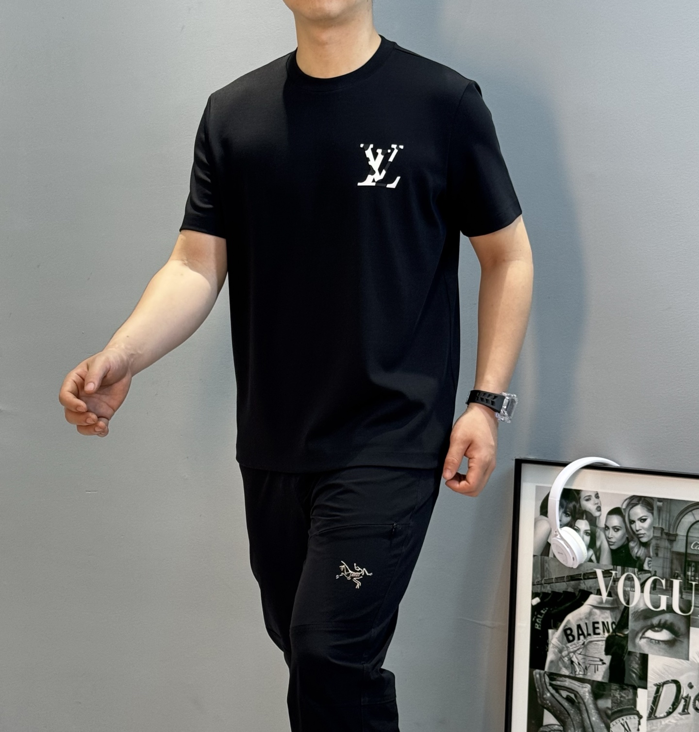 驴牌*25s新款莫代尔T恤.纯色系推荐！胸口经典lv标识.原版定制.精致好看.简单高级.质感极好舒适又透