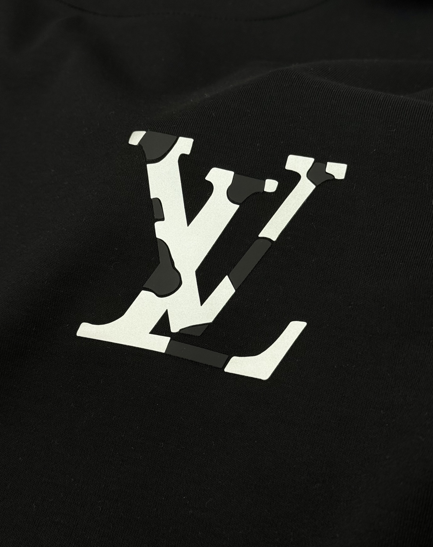 驴牌*25s新款莫代尔T恤.纯色系推荐！胸口经典lv标识.原版定制.精致好看.简单高级.质感极好舒适又透