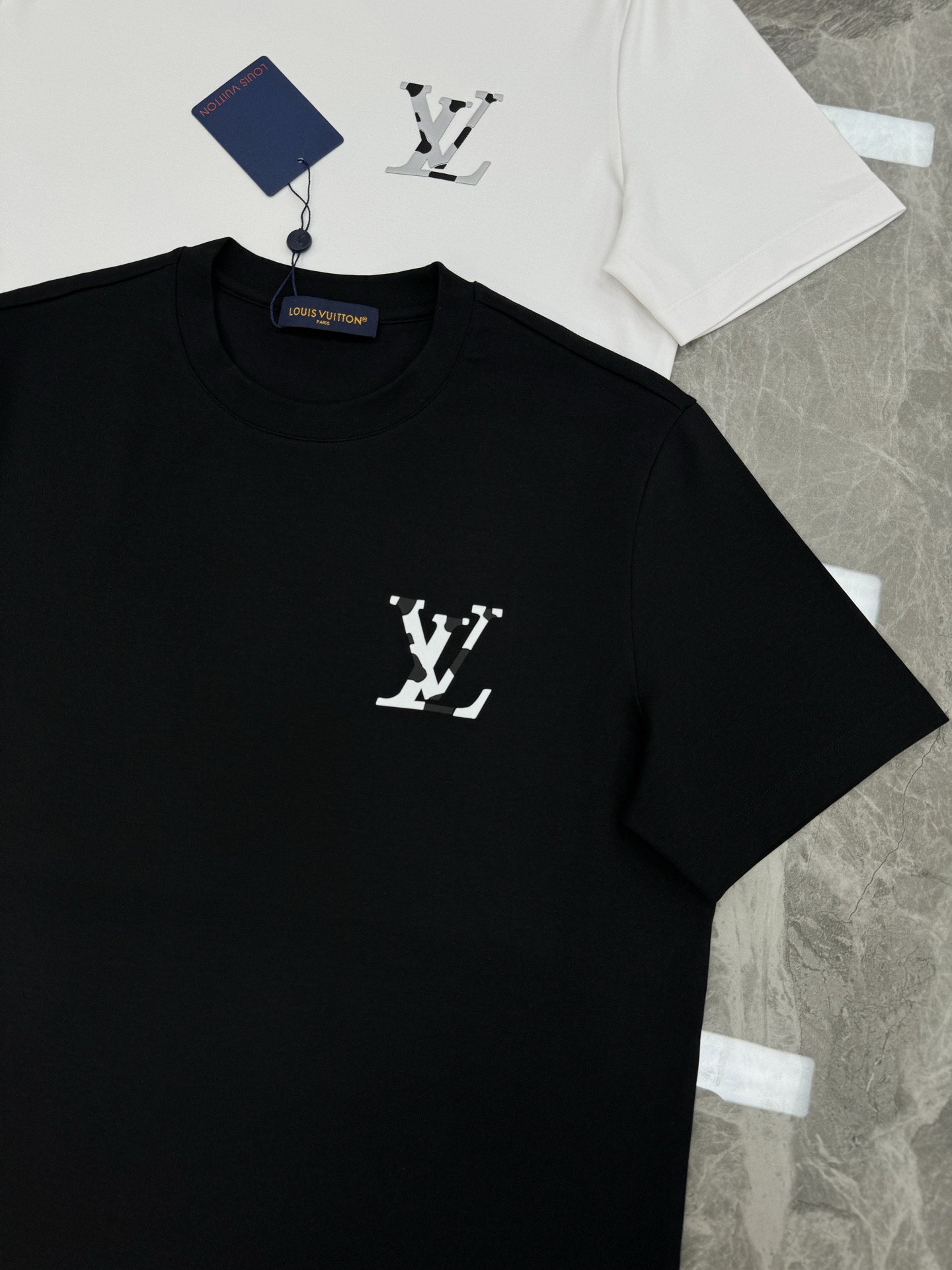 驴牌*25s新款莫代尔T恤.纯色系推荐！胸口经典lv标识.原版定制.精致好看.简单高级.质感极好舒适又透