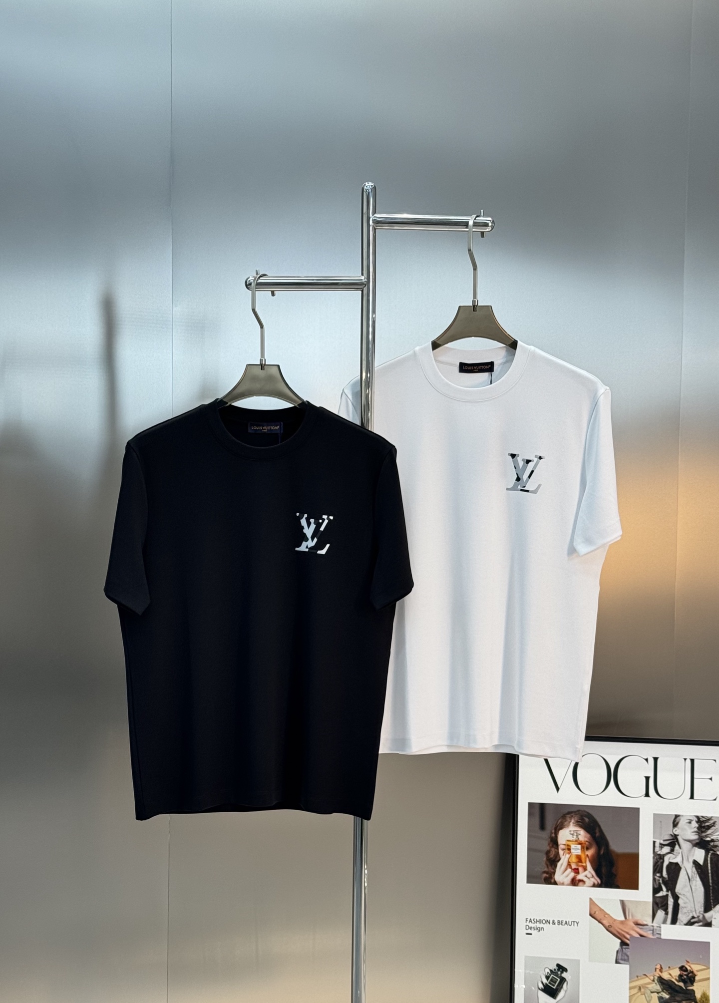 驴牌*25s新款莫代尔T恤.纯色系推荐！胸口经典lv标识.原版定制.精致好看.简单高级.质感极好舒适又透