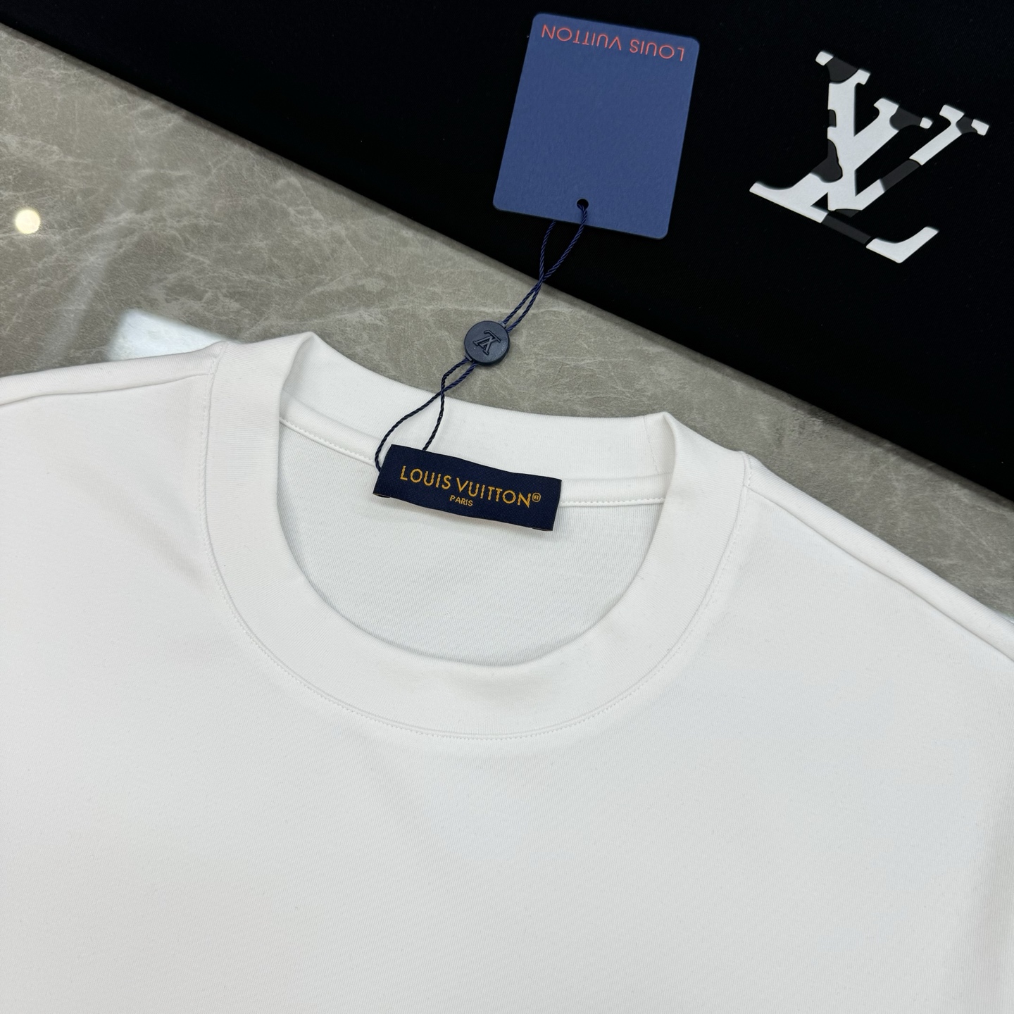 驴牌*25s新款莫代尔T恤.纯色系推荐！胸口经典lv标识.原版定制.精致好看.简单高级.质感极好舒适又透