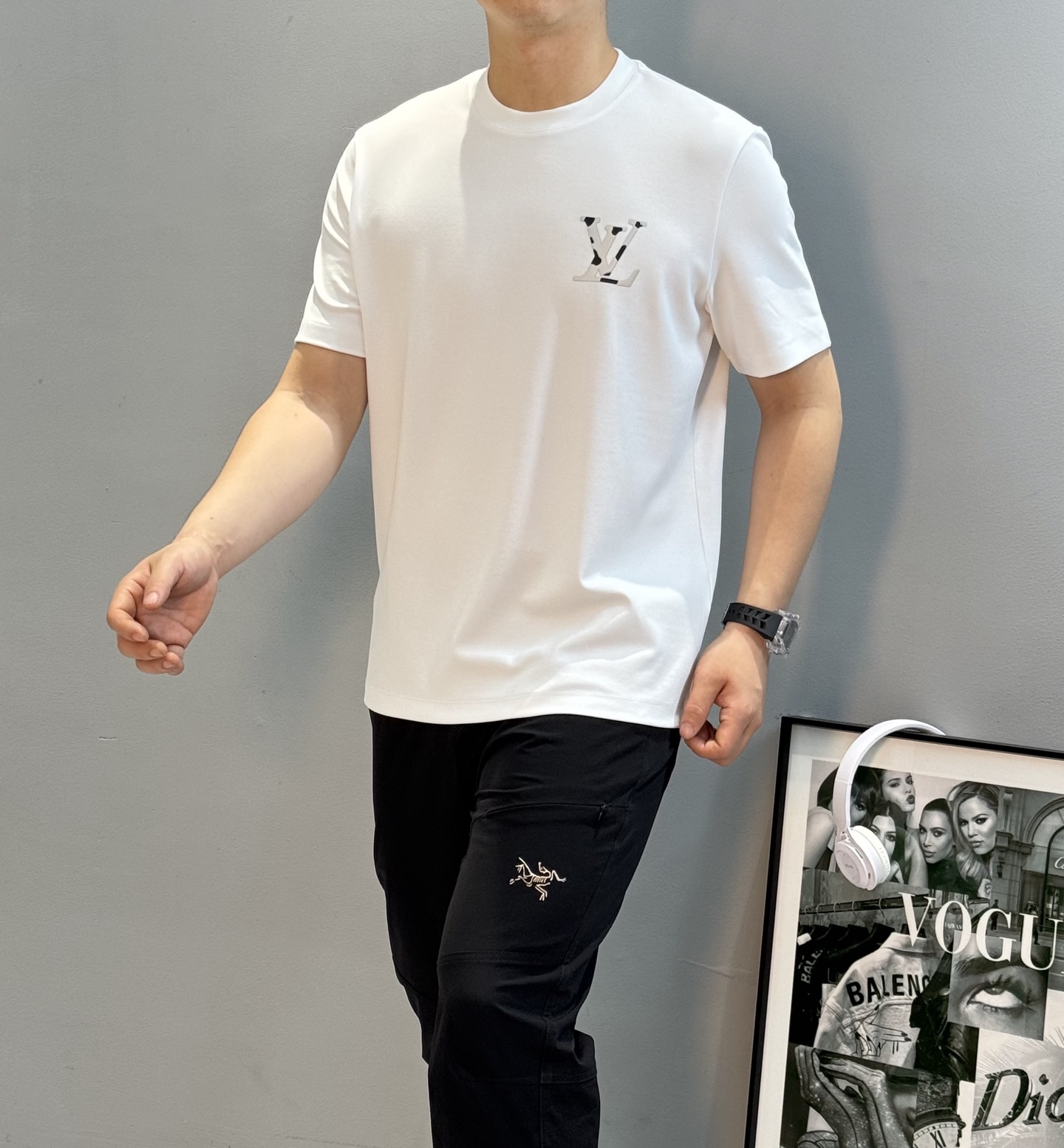 驴牌*25s新款莫代尔T恤.纯色系推荐！胸口经典lv标识.原版定制.精致好看.简单高级.质感极好舒适又透