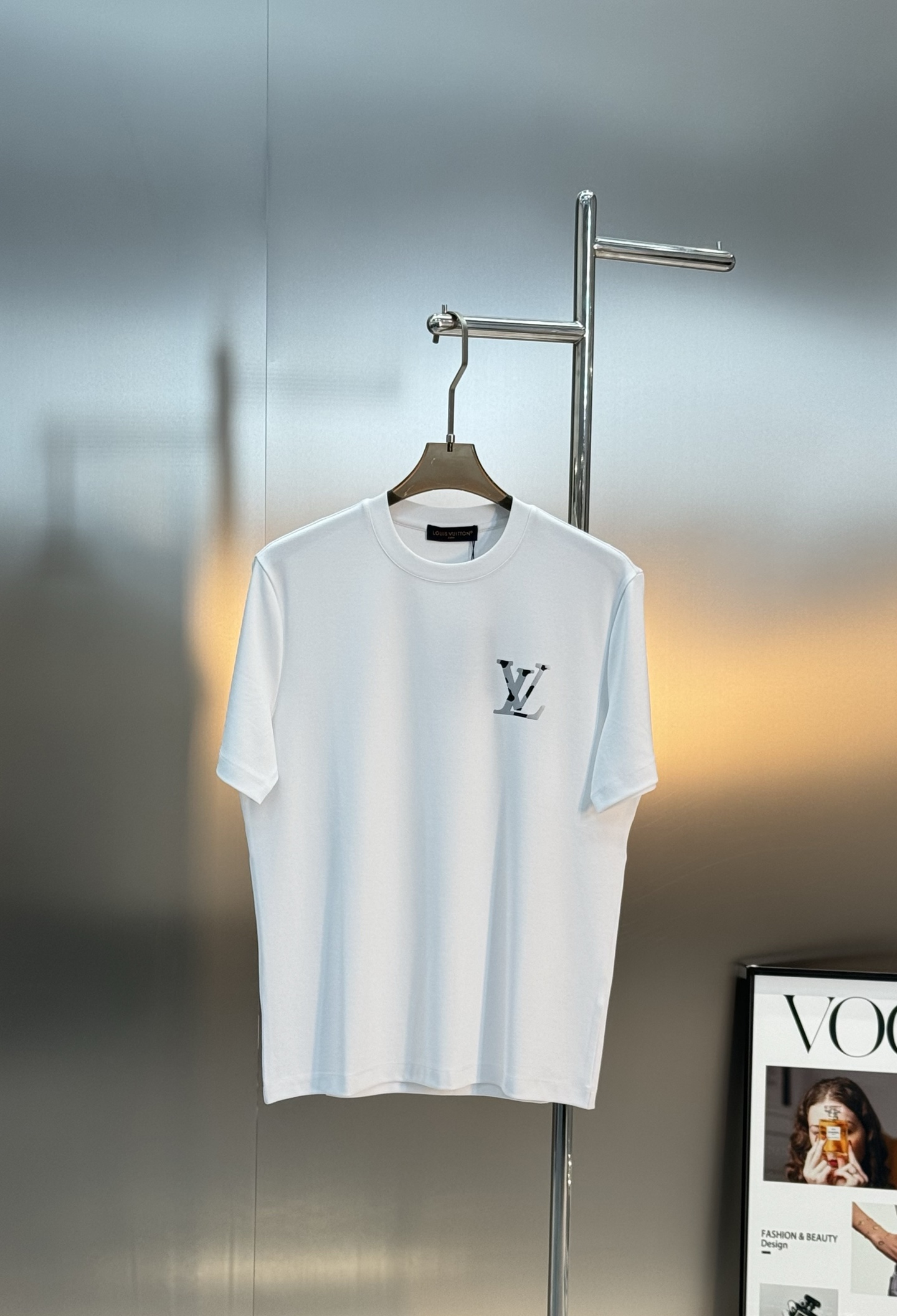 驴牌*25s新款莫代尔T恤.纯色系推荐！胸口经典lv标识.原版定制.精致好看.简单高级.质感极好舒适又透