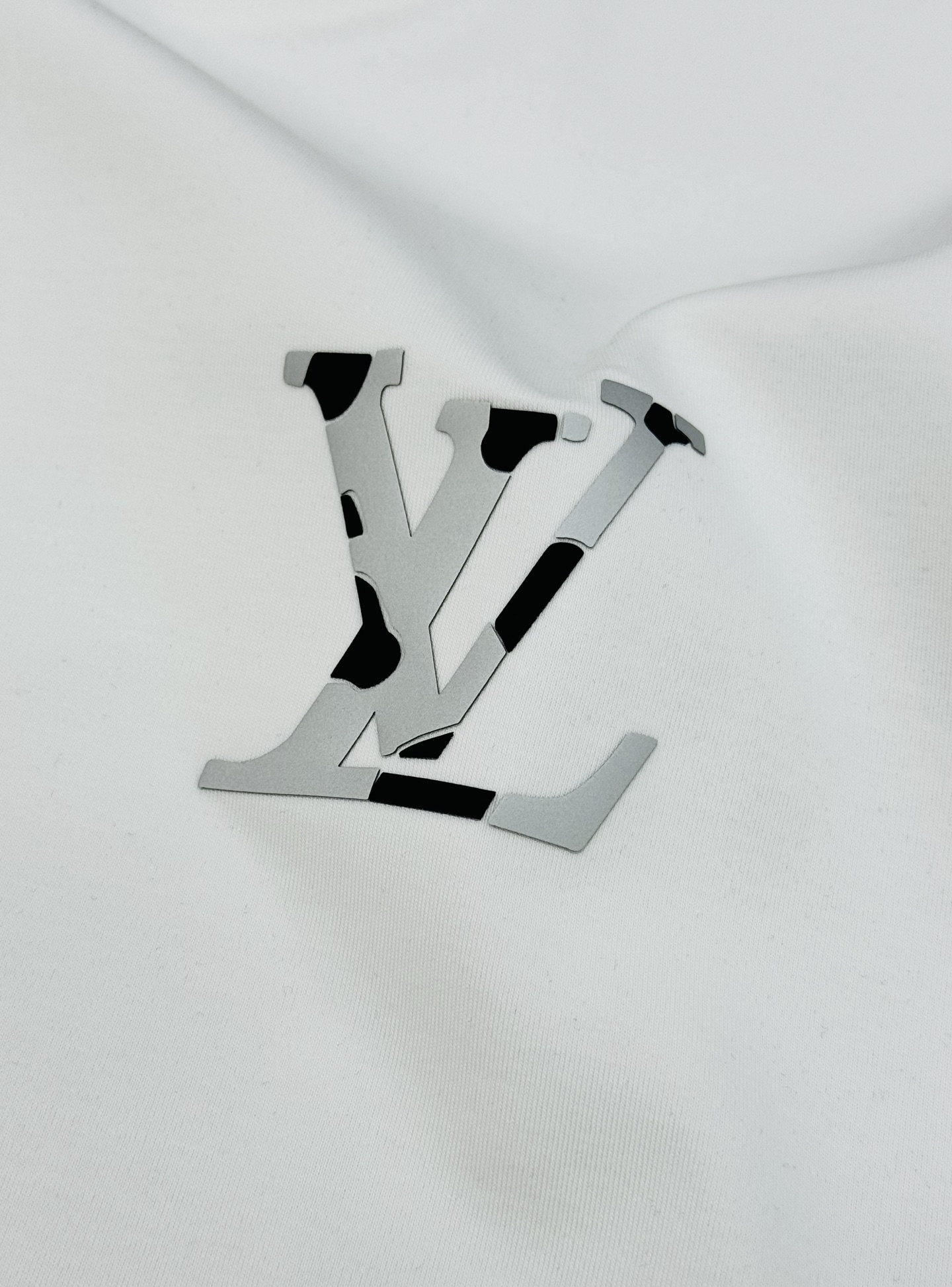 驴牌*25s新款莫代尔T恤.纯色系推荐！胸口经典lv标识.原版定制.精致好看.简单高级.质感极好舒适又透