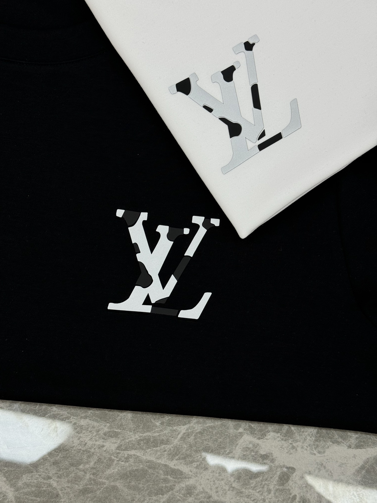 驴牌*25s新款莫代尔T恤.纯色系推荐！胸口经典lv标识.原版定制.精致好看.简单高级.质感极好舒适又透