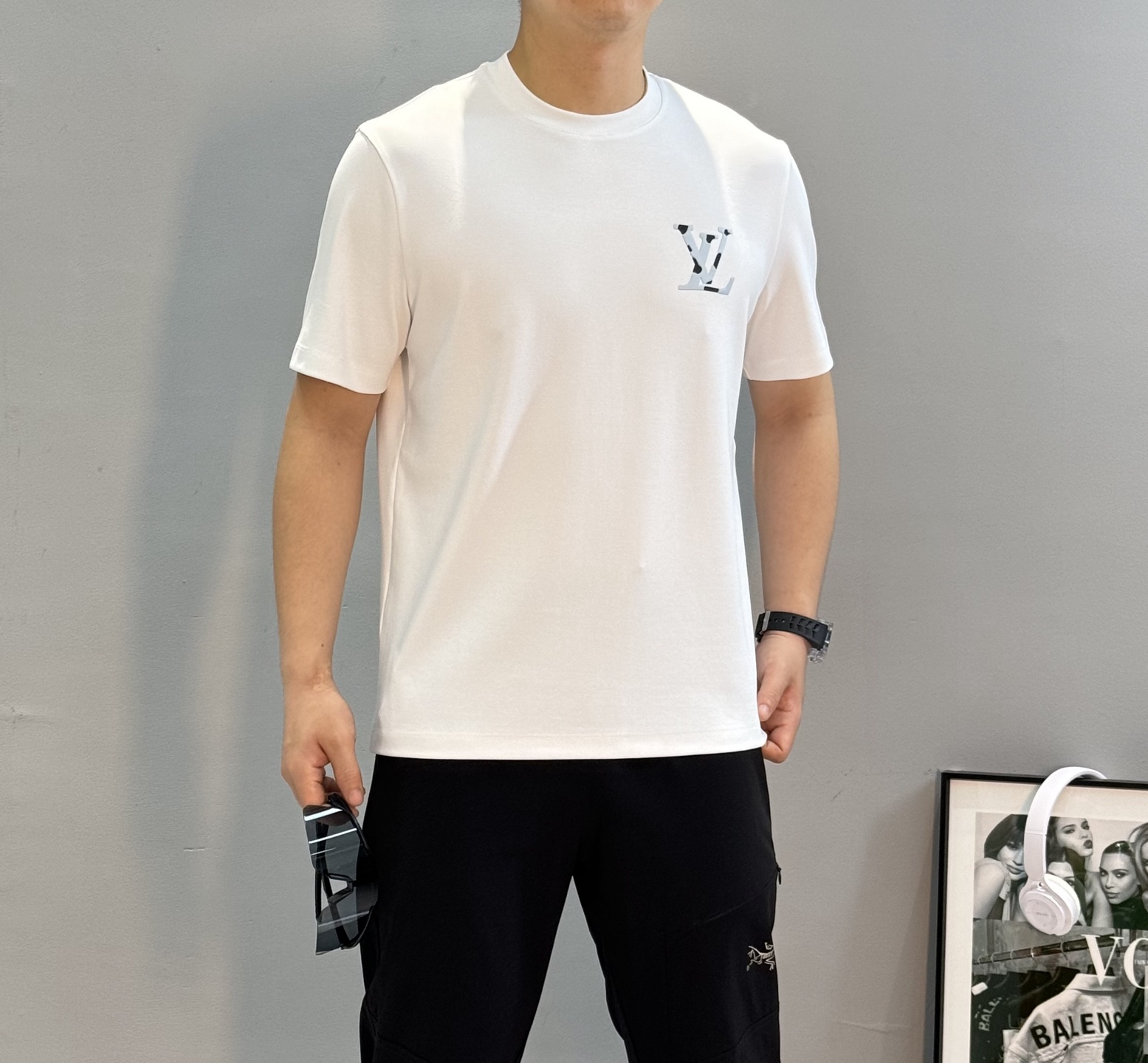 驴牌*25s新款莫代尔T恤.纯色系推荐！胸口经典lv标识.原版定制.精致好看.简单高级.质感极好舒适又透