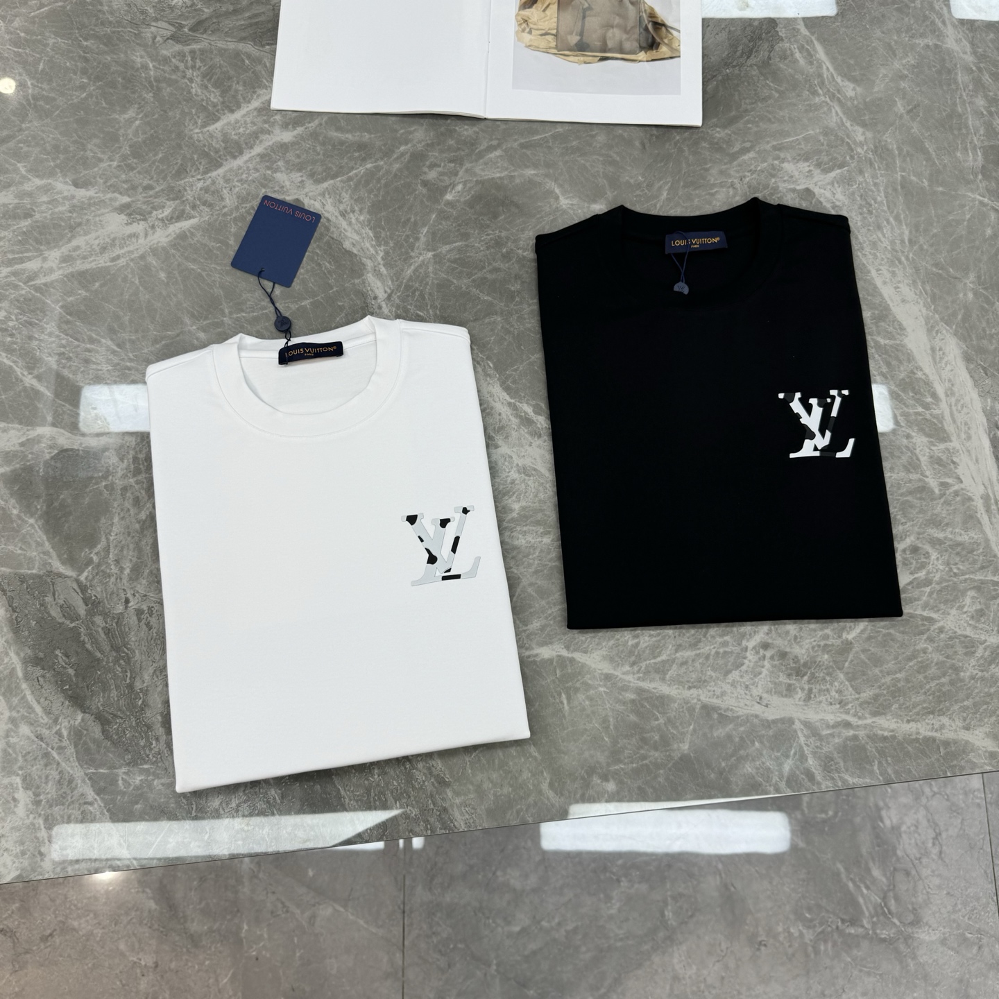 驴牌*25s新款莫代尔T恤.纯色系推荐！胸口经典lv标识.原版定制.精致好看.简单高级.质感极好舒适又透